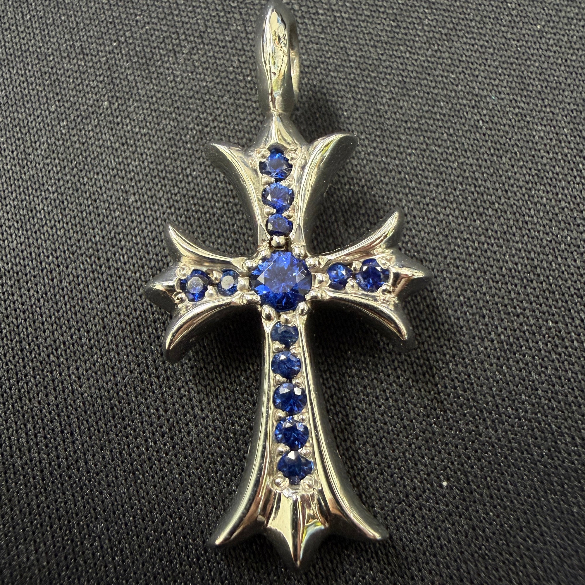 CHROME HEARTS 18K WG Tiny Fat Cross Pave Blue Sapphire Pendant Top クロムハーツ 18K ホワイトゴールド クロムハーツ タイニーファットクロス パヴェブルーサファイア ペンダントトップ