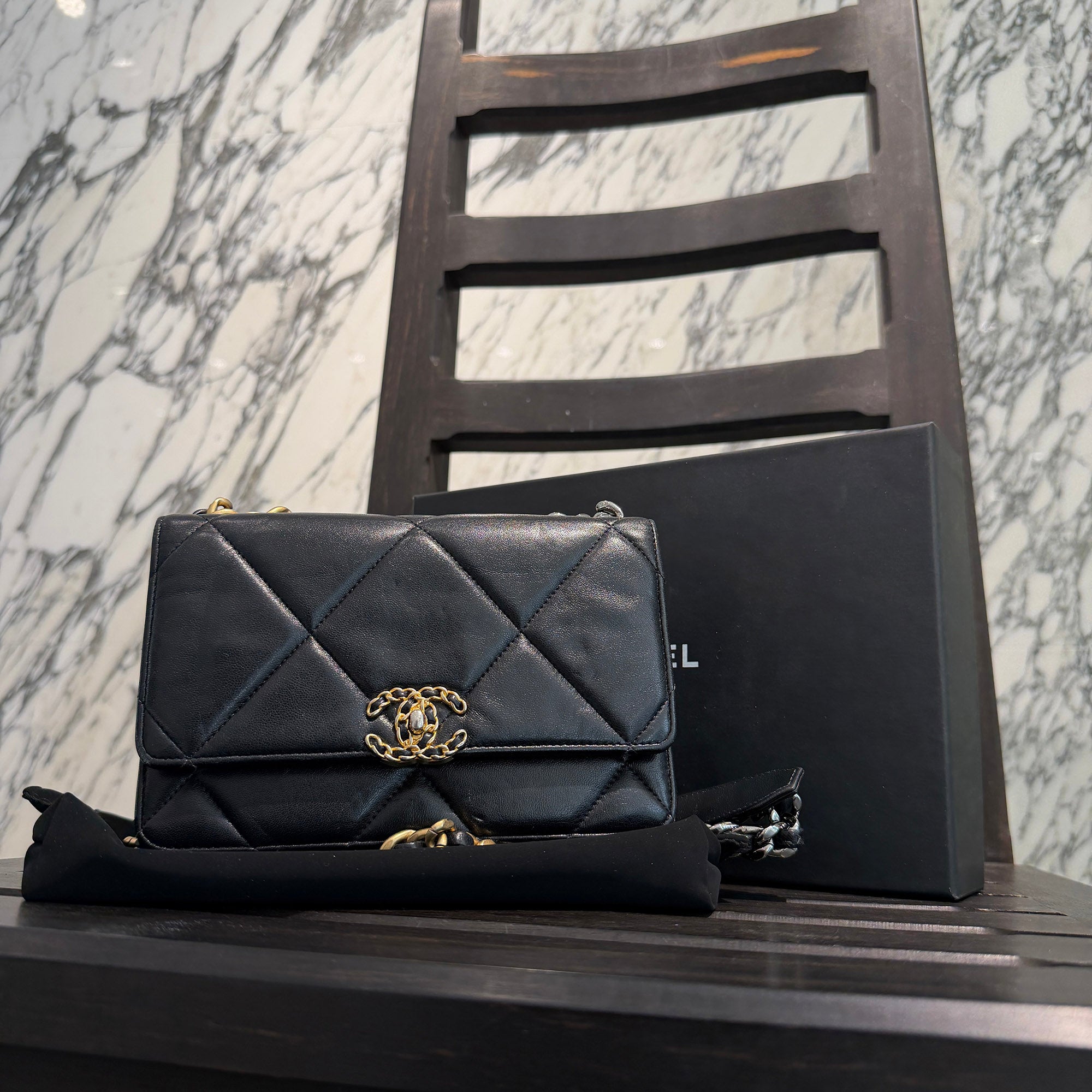 CHANEL 19 Matelassé Chain Wallet Clutch Shoulder Bag AP0957 シャネル 19 マトラッセ チェーンウォレット クラッチ シャルダーバッグ