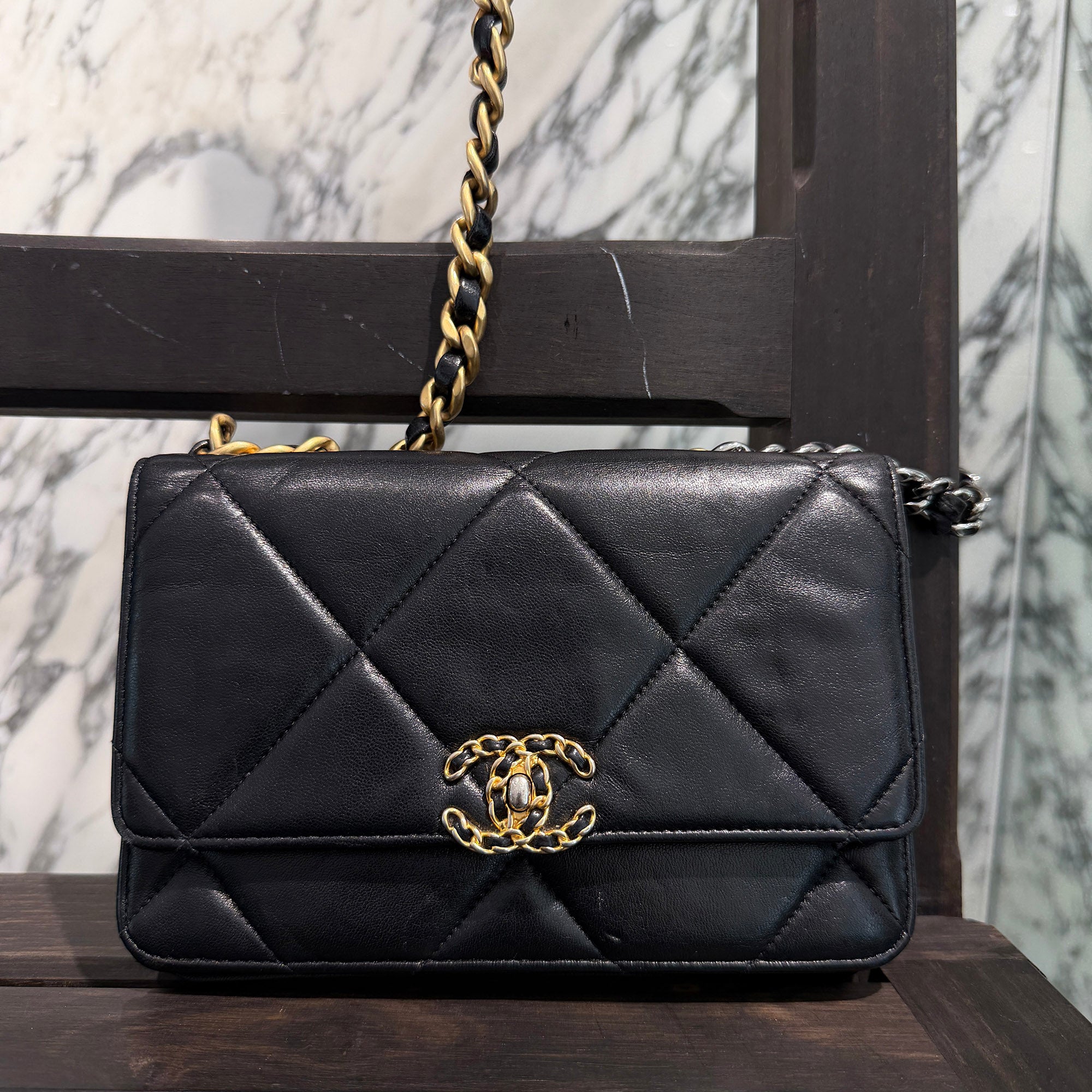 CHANEL 19 Matelassé Chain Wallet Clutch Shoulder Bag AP0957 シャネル 19 マトラッセ チェーンウォレット クラッチ シャルダーバッグ