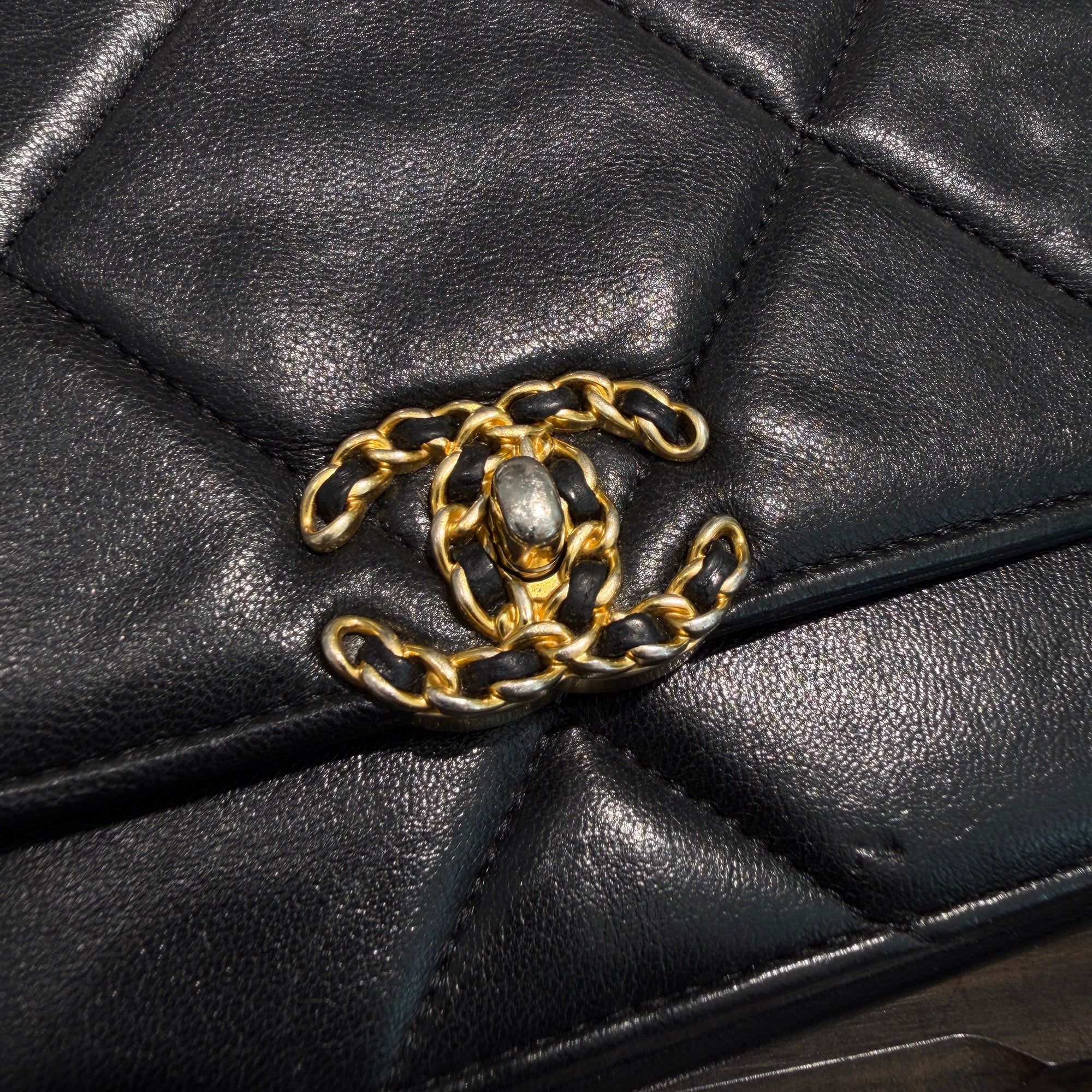 CHANEL 19 Matelassé Chain Wallet Clutch Shoulder Bag AP0957 シャネル 19 マトラッセ チェーンウォレット クラッチ シャルダーバッグ