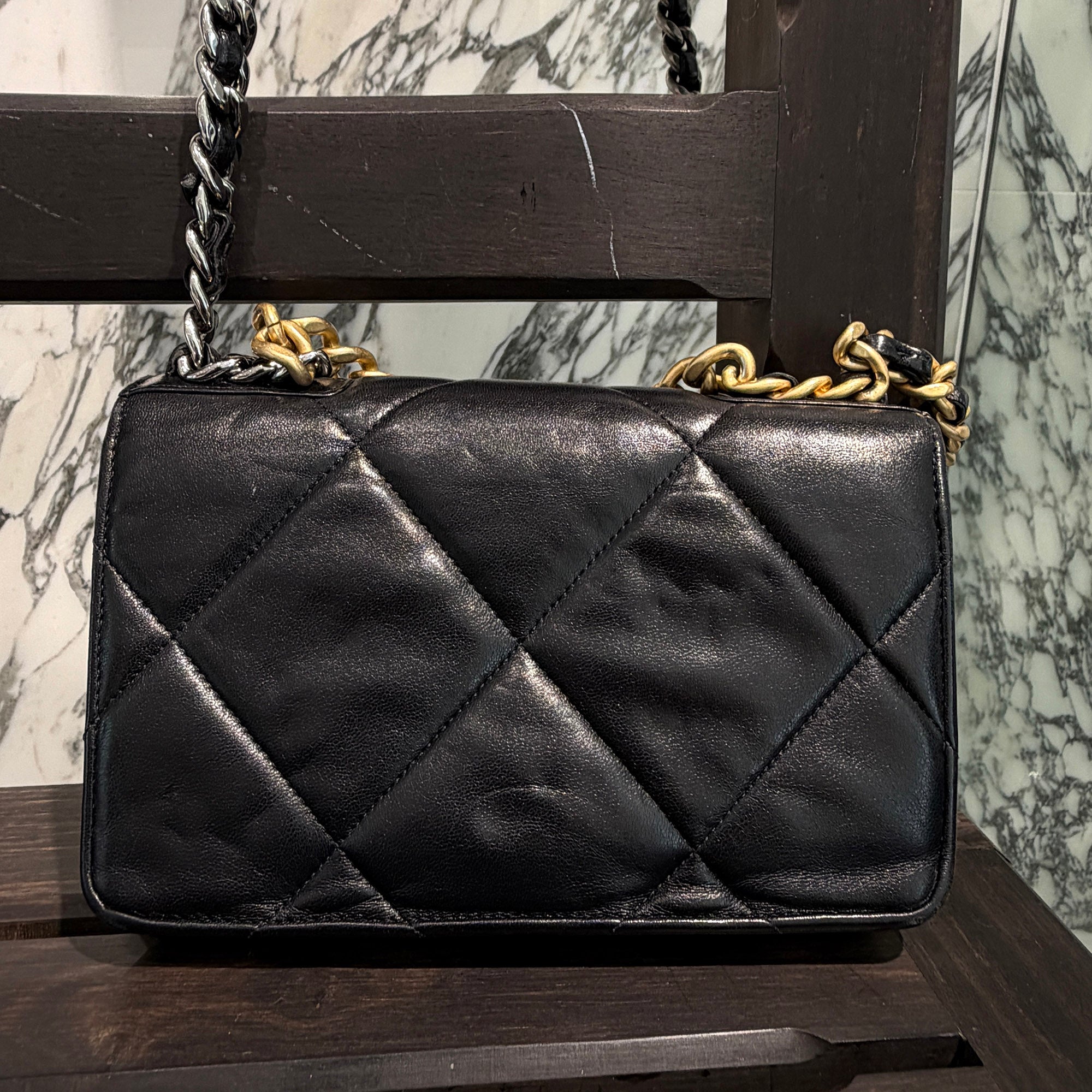 CHANEL 19 Matelassé Chain Wallet Clutch Shoulder Bag AP0957 シャネル 19 マトラッセ チェーンウォレット クラッチ シャルダーバッグ