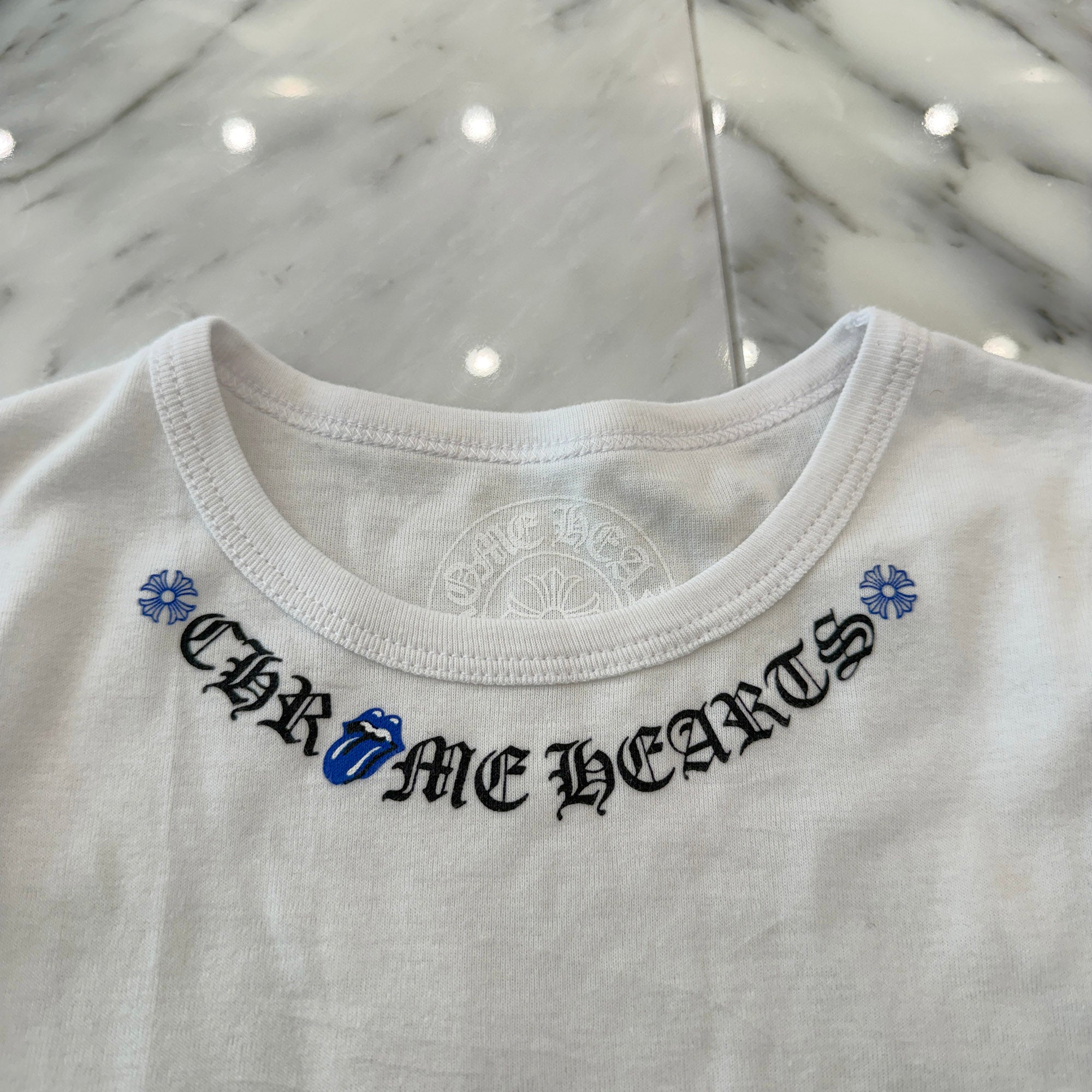 CHROME HEARTS × The Rolling Stones Lip & Tongue Neck Logo Tee Size ONE SIZE（68-112） クロムハーツ×ローリングストーンズ リップアンドタンネックロゴ Tシャツ サイズONE SIZE（68-112)