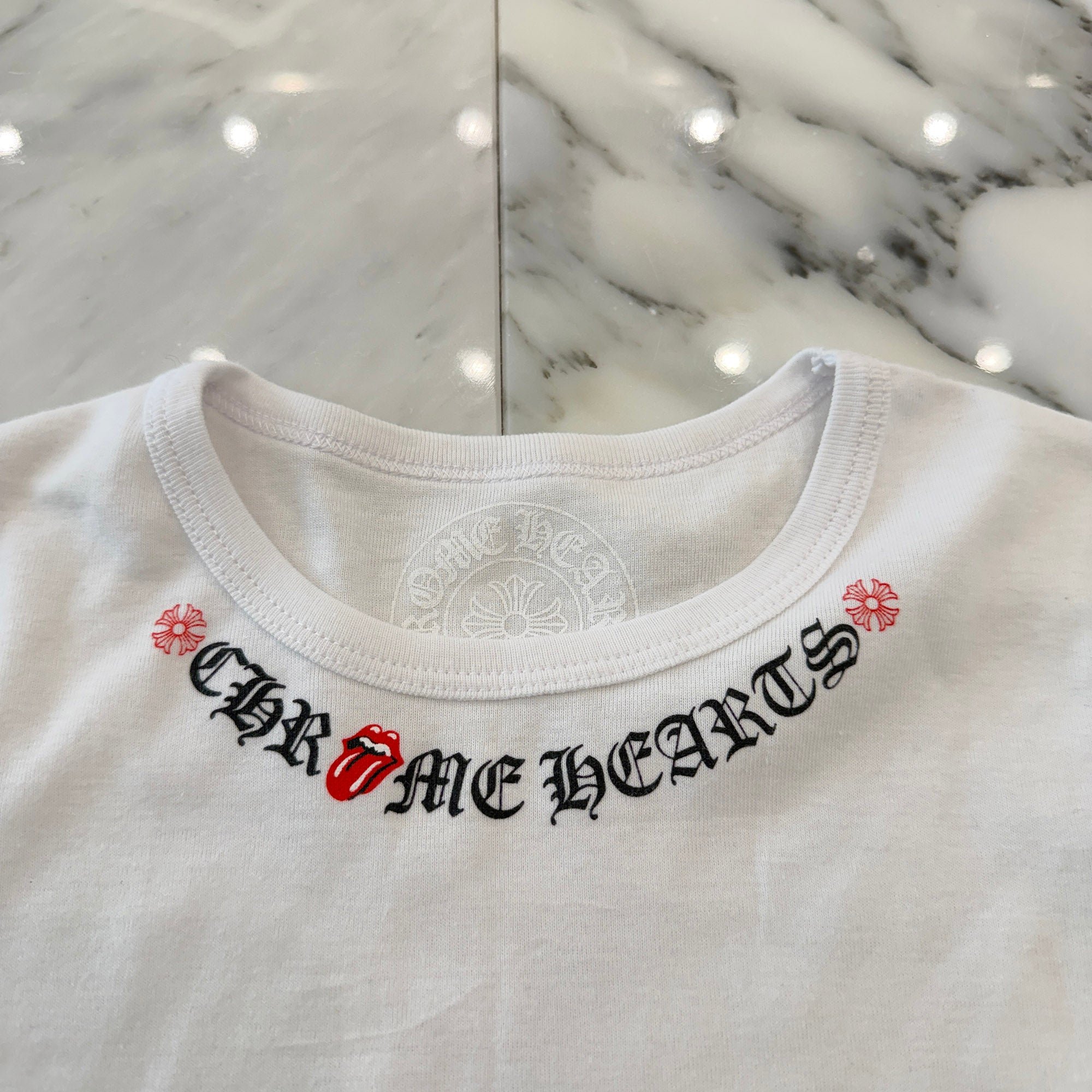 CHROME HEARTS × The Rolling Stones Lip & Tongue Neck Logo Tee Size ONE SIZE（68-112） クロムハーツ×ローリングストーンズ リップアンドタンネックロゴ Tシャツ サイズONE SIZE（68-112)