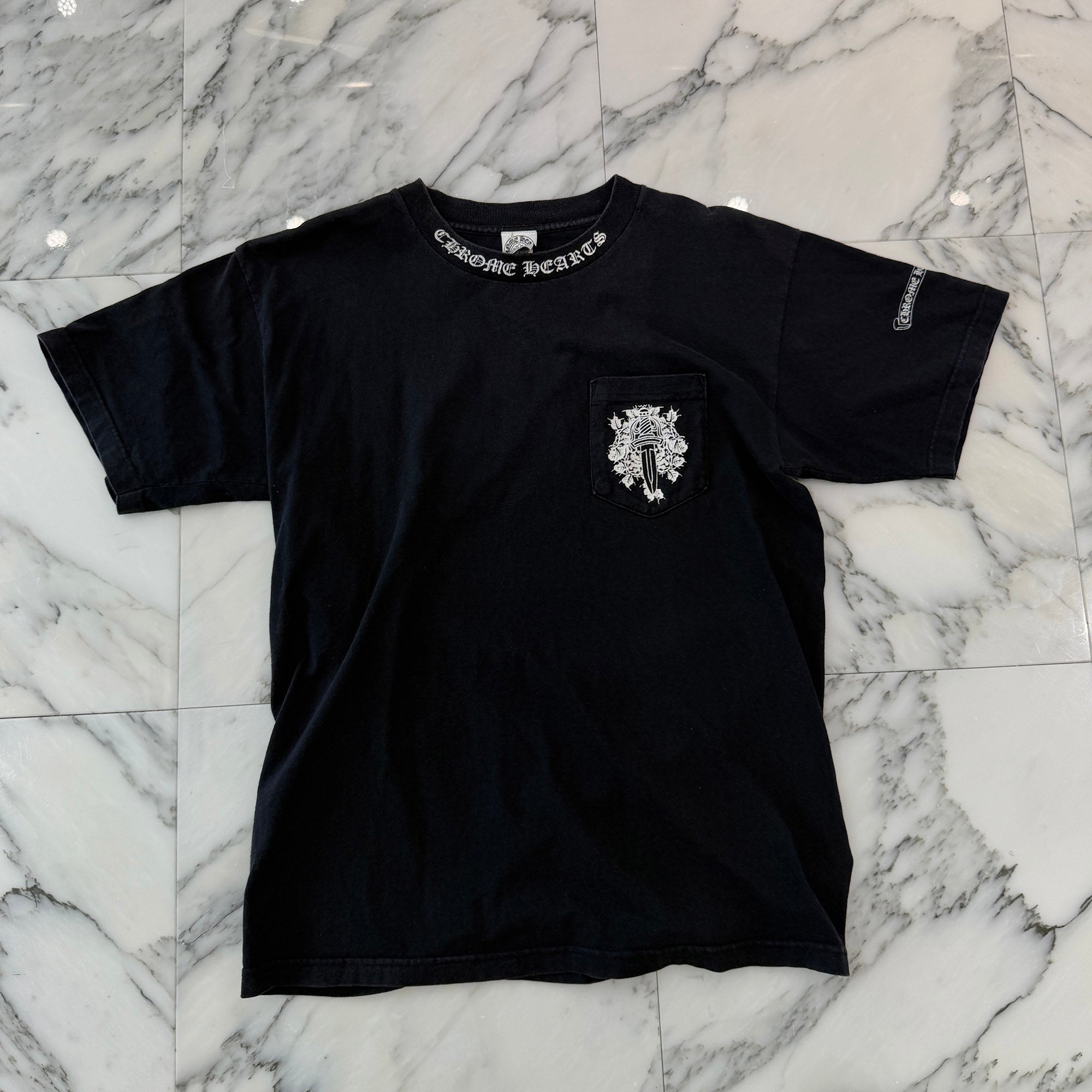 CHROME HEARTS Neck Logo Back Scroll Vine Dagger Tee Size L クロムハーツ ネックロゴ バックスクロール ヴァインダガー Tシャツ サイズL