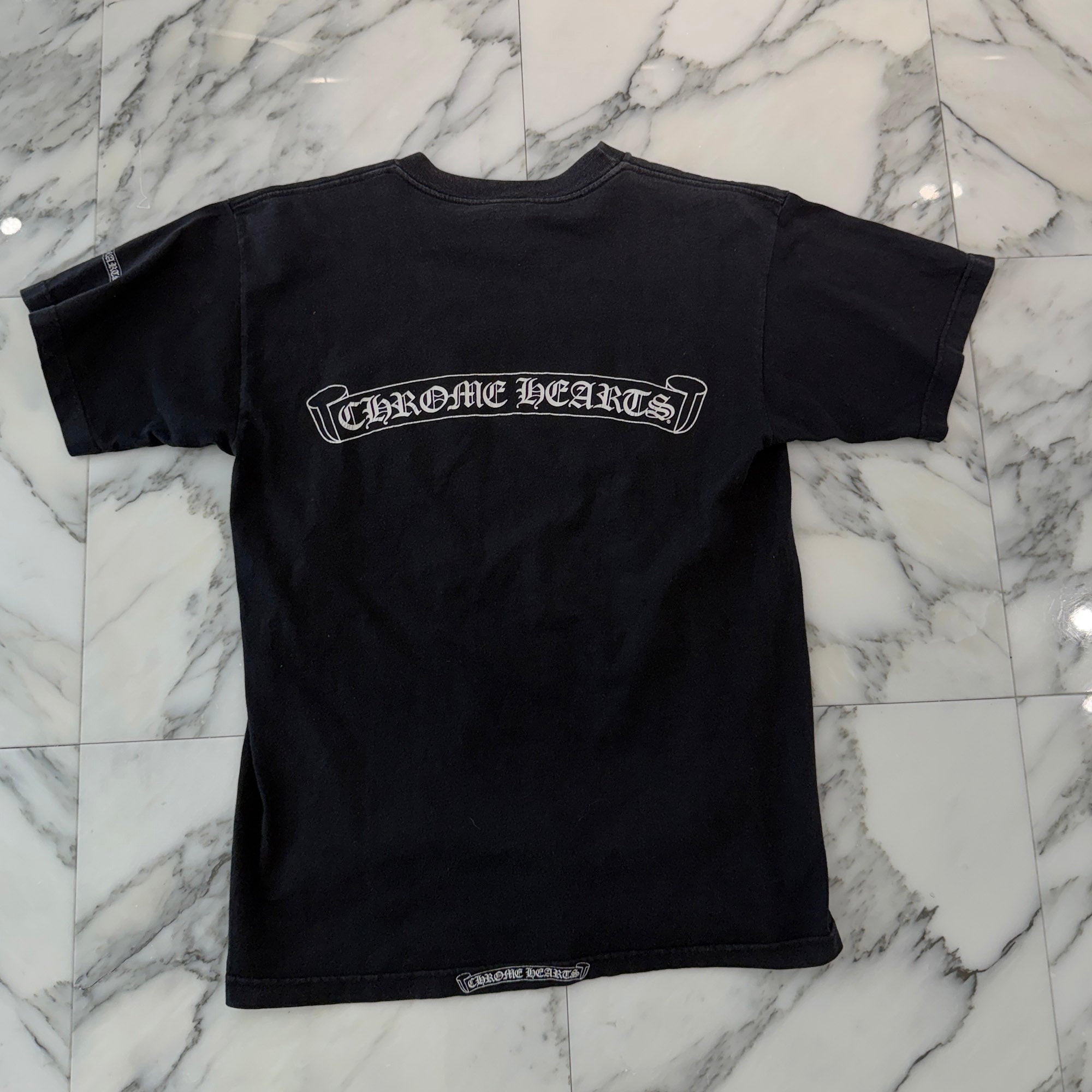 CHROME HEARTS Neck Logo Back Scroll Vine Dagger Tee Size L クロムハーツ ネックロゴ バックスクロール ヴァインダガー Tシャツ サイズL