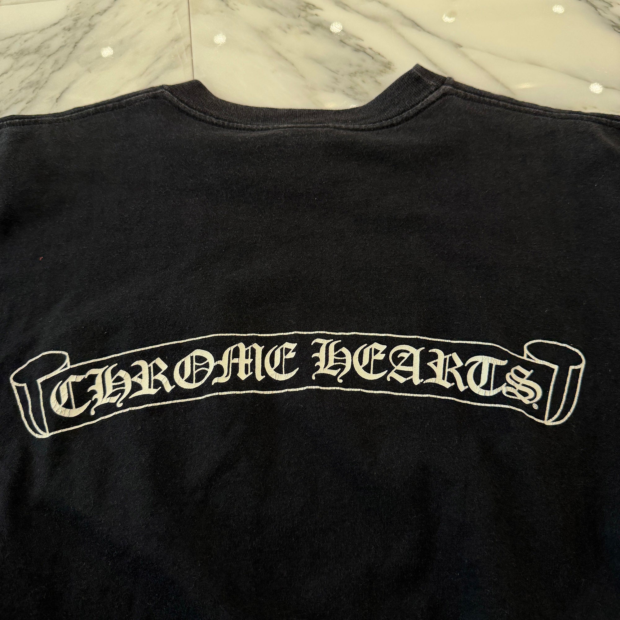 CHROME HEARTS Neck Logo Back Scroll Vine Dagger Tee Size L クロムハーツ ネックロゴ バックスクロール ヴァインダガー Tシャツ サイズL