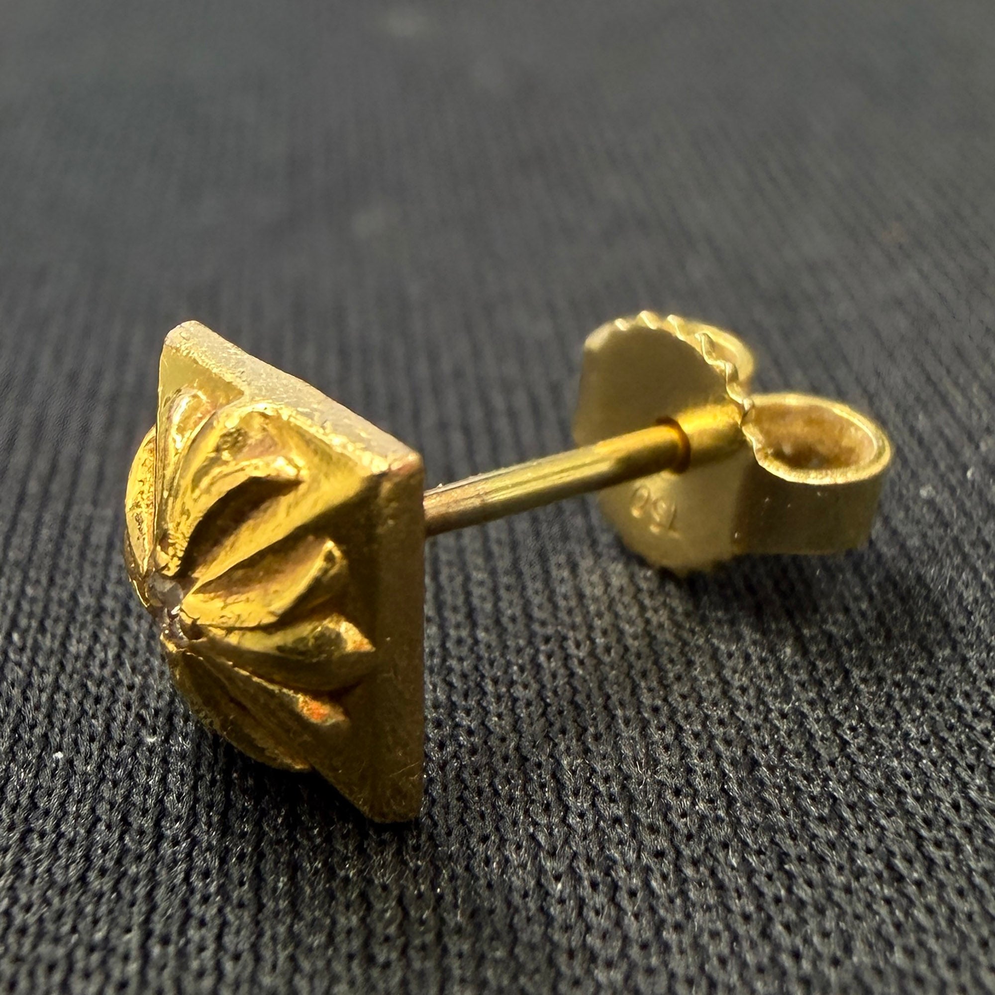 CHROME HEARTS 22K CH Plus Pyramid 1 Diamond Stud Earring クロムハーツ 22K CHプラス ピラミッド 1ダイヤモンド スタッズ イヤリング