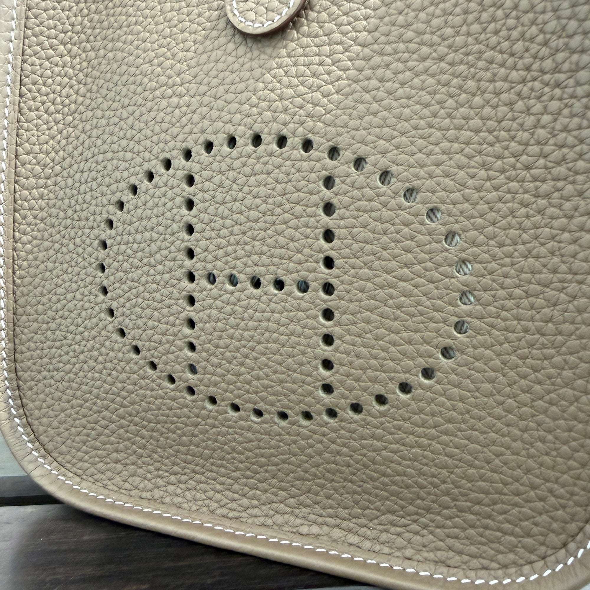 HERMES Evelyn Amazon TPM "Etoupe" G刻印 エルメス エブリン アマゾン TPM "エトゥープ" レザーショルダーバッグ G刻印