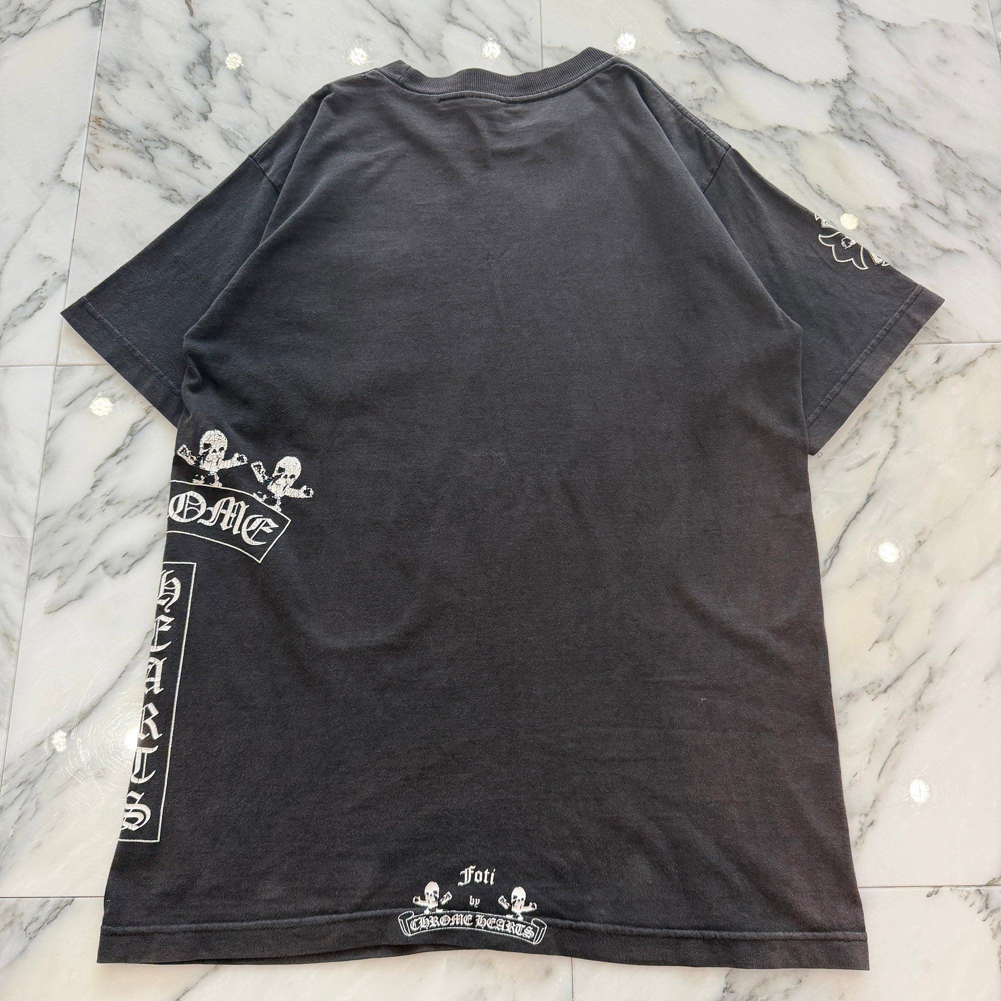 CHROME HEARTS FOTI Harris Teeter Print T Bar Logo Tee Size M クロムハーツ フォティ・ハリスティーター プリント Tバ－ ロゴTシャツ サイズM