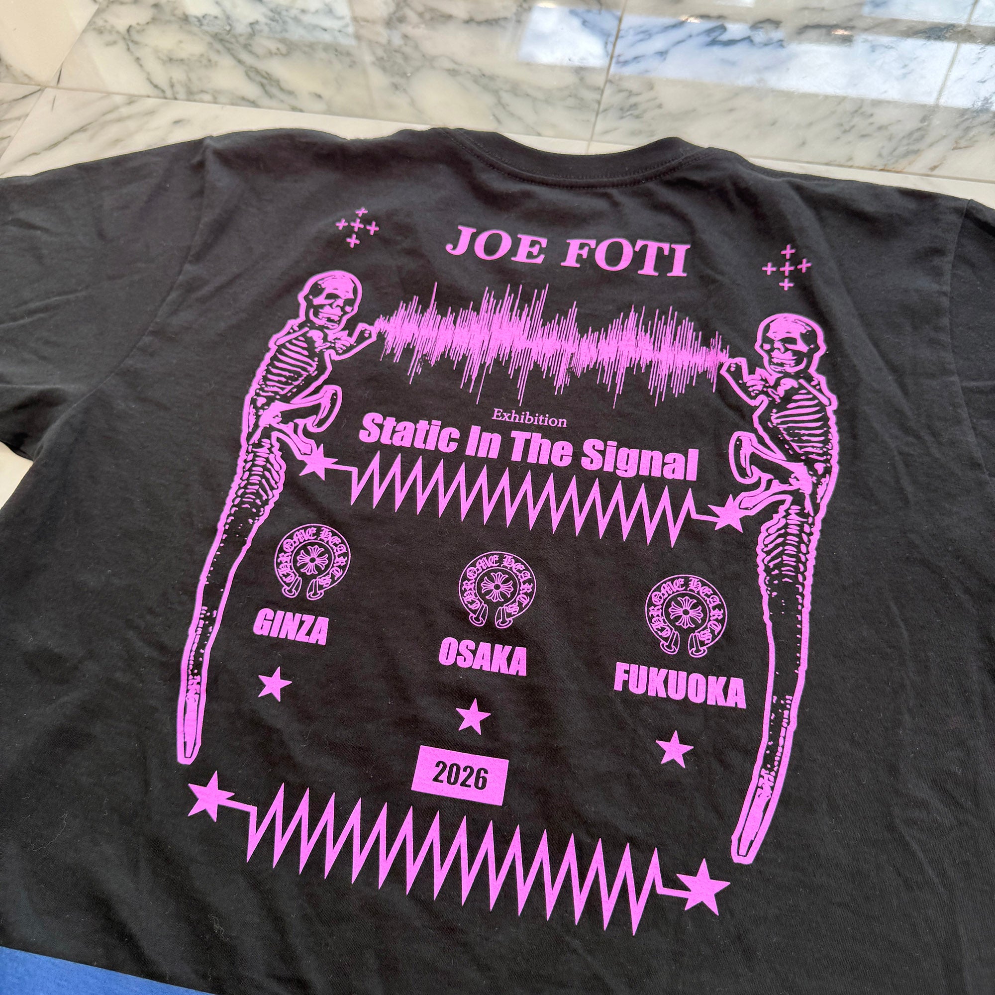 CHROME HEARTS FOTI "Static In The Signal 2026" Exhibition Jarvis Tee Size L クロムハーツ フォティ "スタティック イン ザ シグナル 2026" エキジビション ジャービス  Tシャツ サイズL