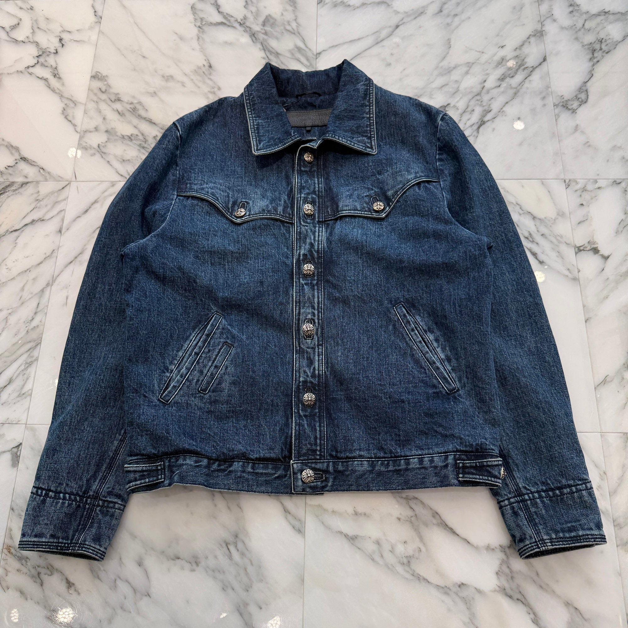 CHROME HEARTS Floral Cross Leather Patch Flare Knee Sleeve Denim Jacket Size L クロムハーツ フローラルクロス レザーパッチ フレアニー スリーブ デニムジャケット サイズL