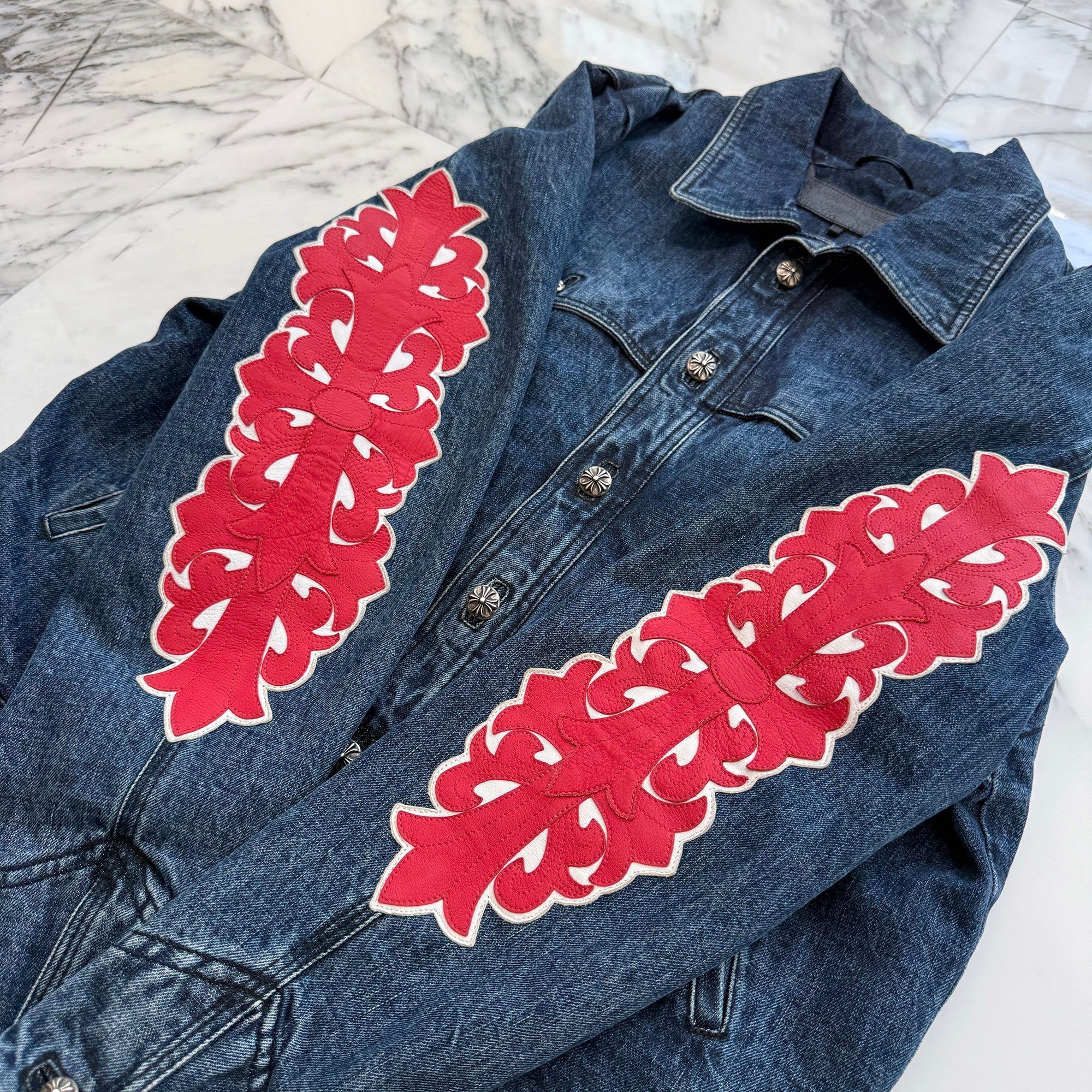 CHROME HEARTS Floral Cross Leather Patch Flare Knee Sleeve Denim Jacket Size L クロムハーツ フローラルクロス レザーパッチ フレアニー スリーブ デニムジャケット サイズL