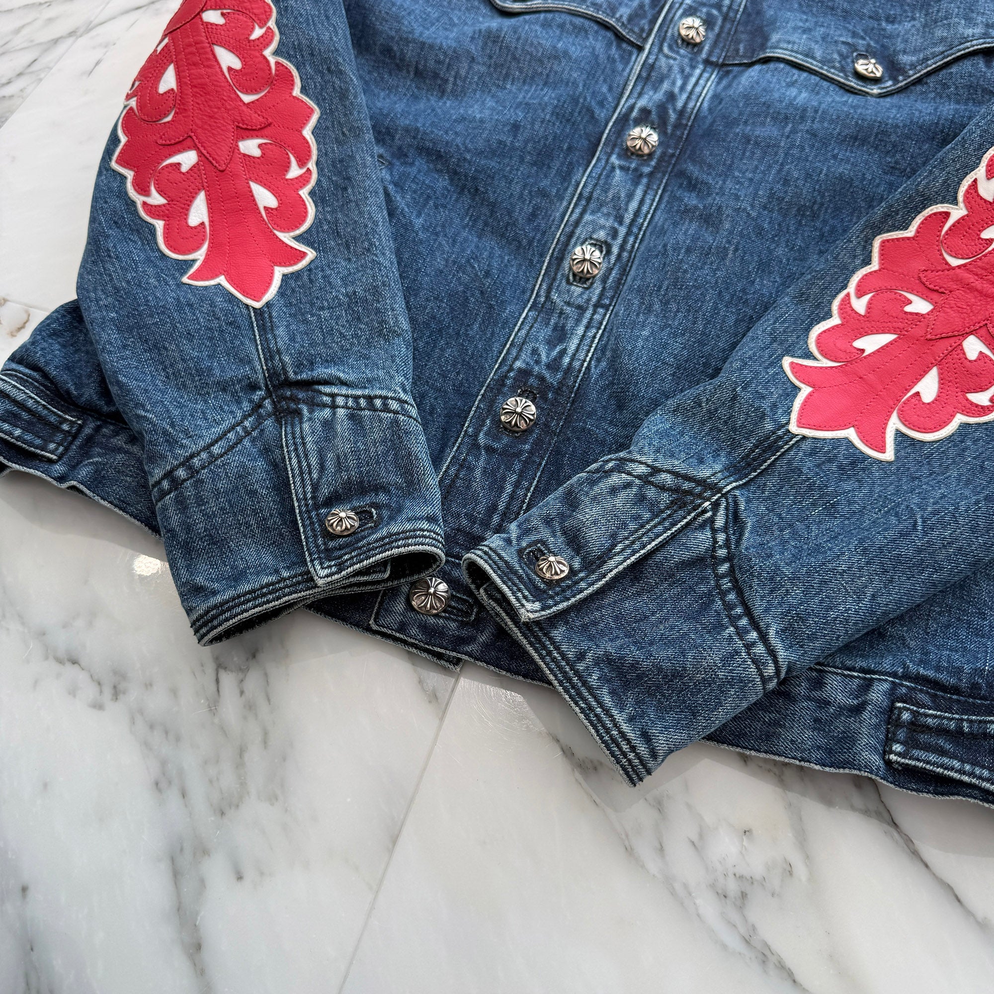CHROME HEARTS Floral Cross Leather Patch Flare Knee Sleeve Denim Jacket Size L クロムハーツ フローラルクロス レザーパッチ フレアニー スリーブ デニムジャケット サイズL