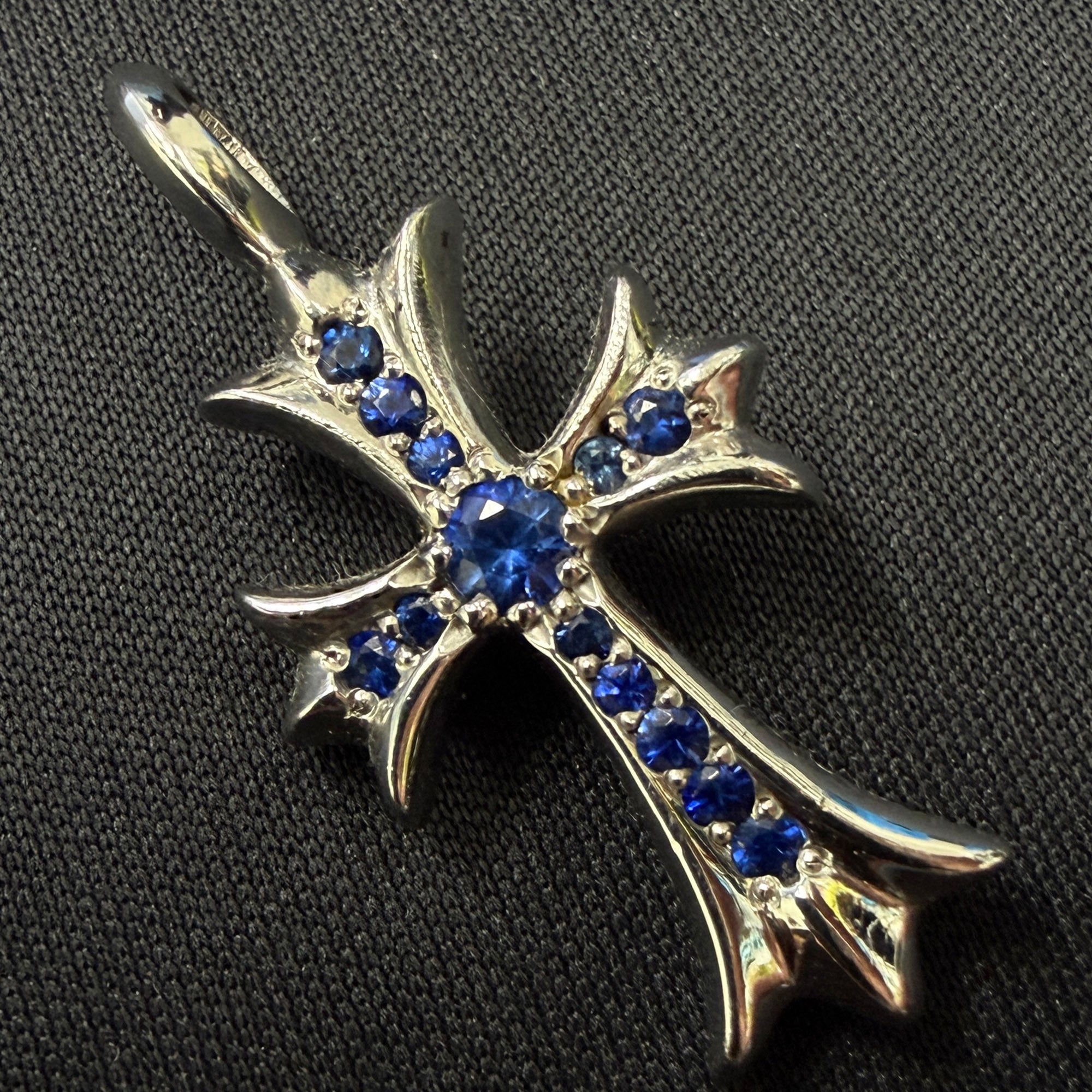 CHROME HEARTS 18K WG Tiny Fat Cross Pave Blue Sapphire Pendant Top クロムハーツ 18K ホワイトゴールド クロムハーツ タイニーファットクロス パヴェブルーサファイア ペンダントトップ