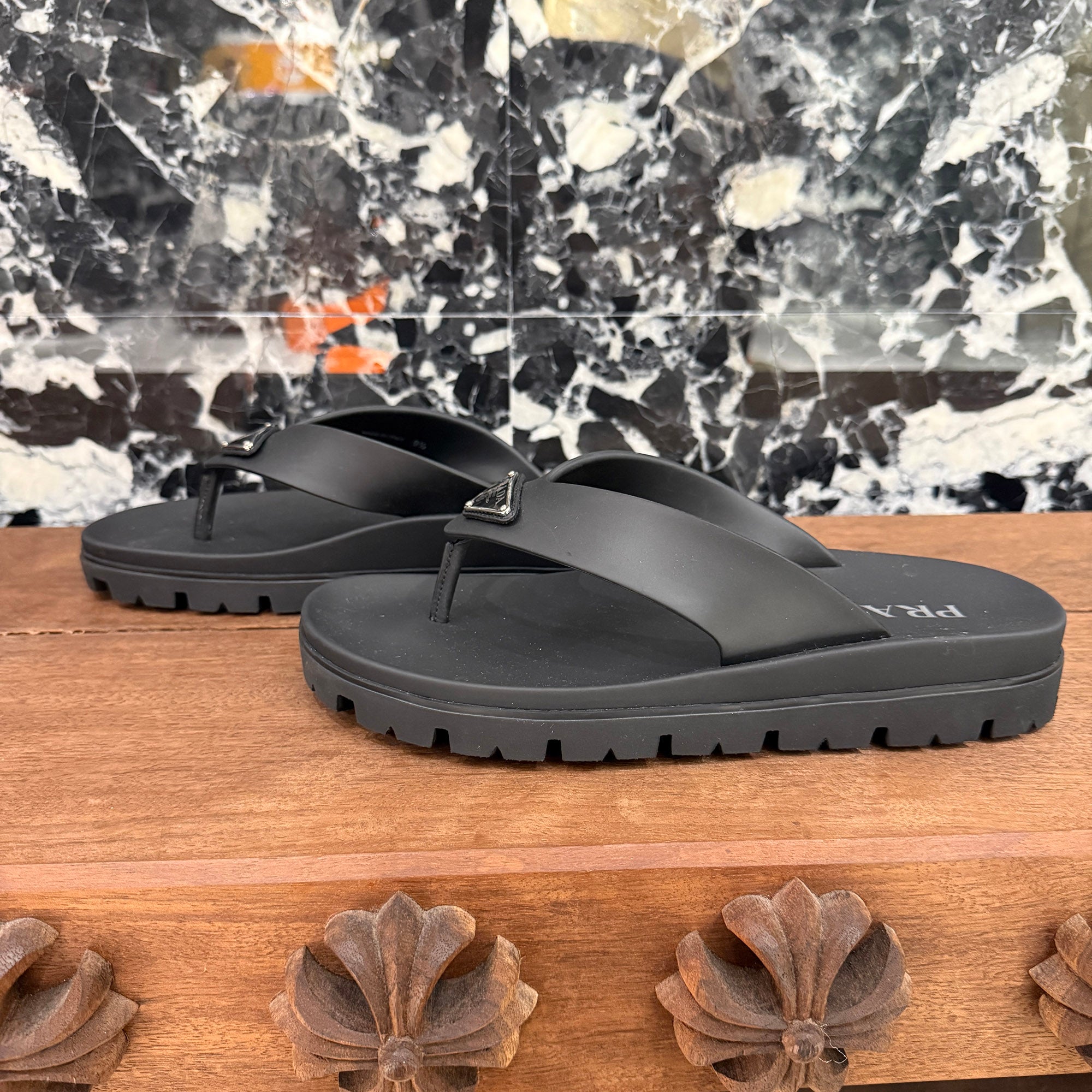 【大人気】PRADA トングサンダル 三角ロゴ トライアングルプレート 本革 PRADA 2023SS Triangle Logo Plate Rubber Tongs Sandal 2Y3130 Size 9