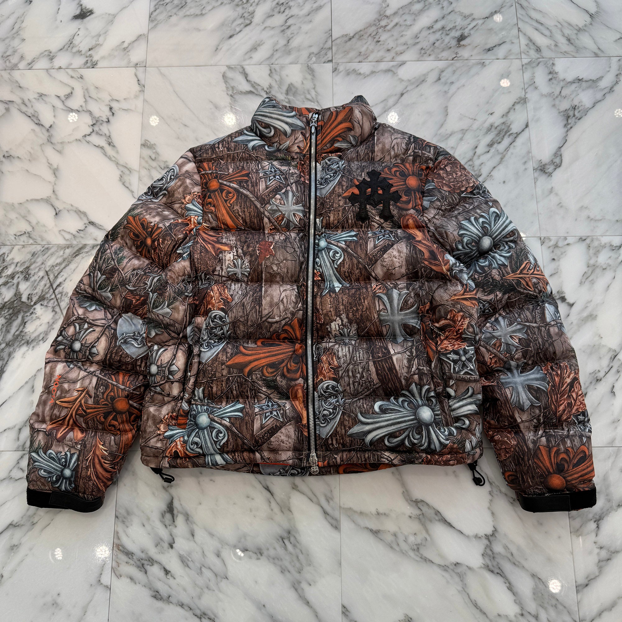 CHROME HEARTS × NIKE × Drake NOCTA 2026SS 3 Cemetery Cross Leather Patch Camo Down Jacket Size L クロムハーツ×ナイキ×ドレイク ノクタ 3 セメタリークロス レザーパッチ カモ ダウンジャケット サイズL
