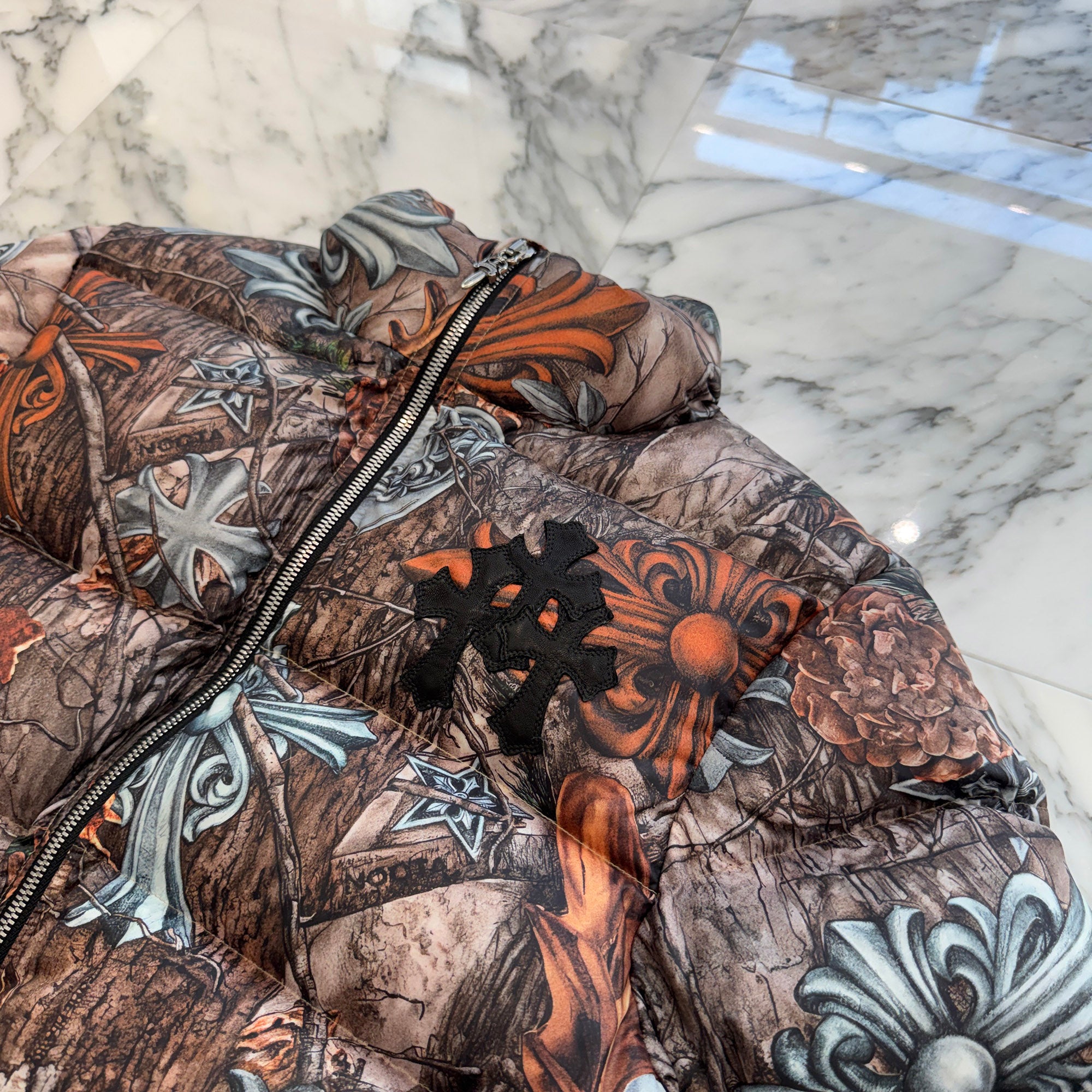 CHROME HEARTS × NIKE × Drake NOCTA 2026SS 3 Cemetery Cross Leather Patch Camo Down Jacket Size L クロムハーツ×ナイキ×ドレイク ノクタ 3 セメタリークロス レザーパッチ カモ ダウンジャケット サイズL