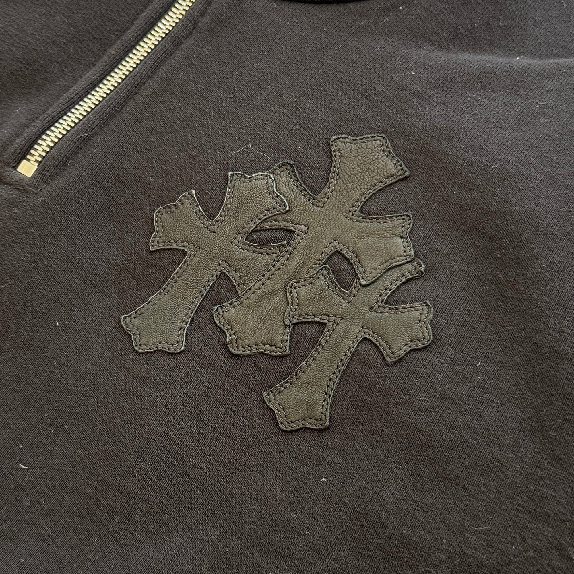 CHROME HEARTS Y NOT Cemetery Cross Leather Patch Half Zip Sweatshirt Size L クロムハーツ ワイノット セメタリークロス レザーパッチ ハーフジップ スウェットシャツ サイズL