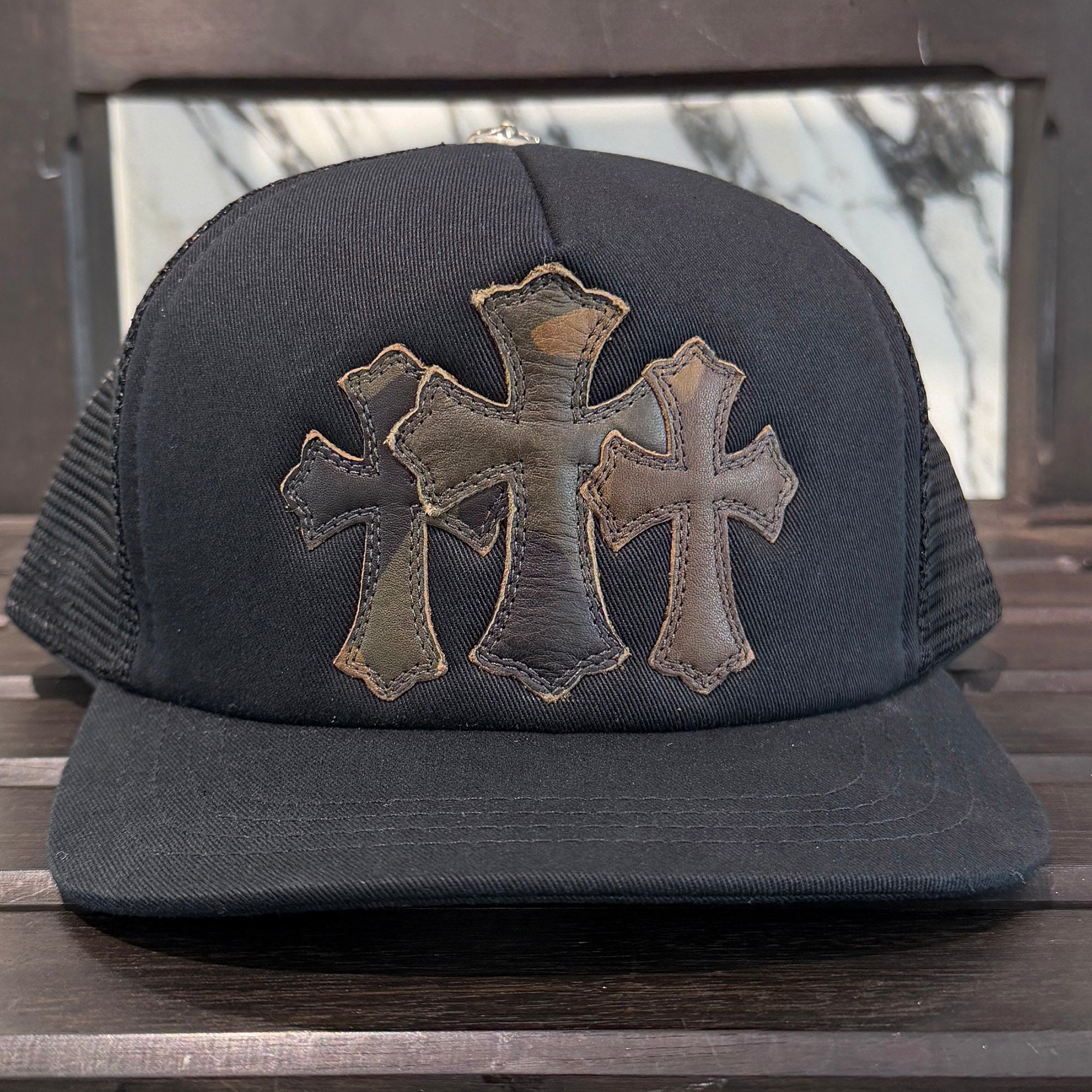 CHROME HEARTS Camo Triple Cross Leather Patch Trucker Cap ONE SIZE (51-61) クロムハーツ カモ トリプルクロス レザーパッチ トラッカーキャップ サイズONE SIZE (51-61)