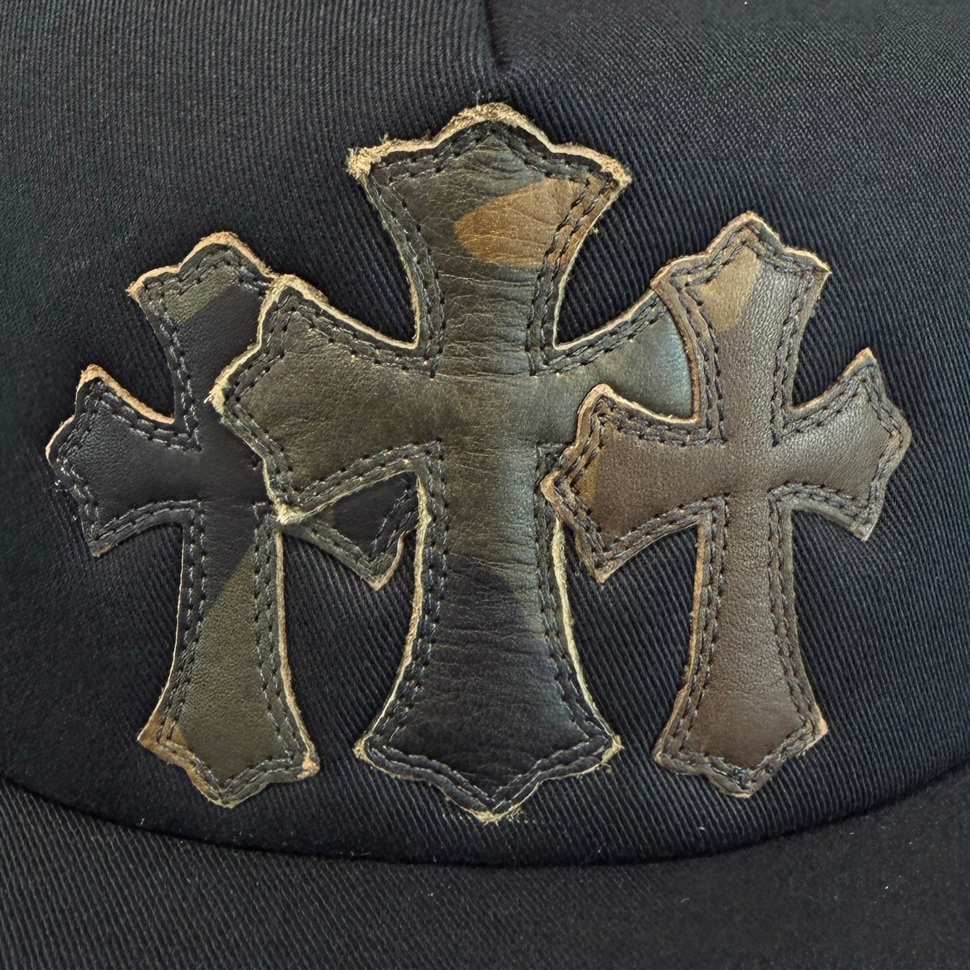CHROME HEARTS Camo Triple Cross Leather Patch Trucker Cap ONE SIZE (51-61) クロムハーツ カモ トリプルクロス レザーパッチ トラッカーキャップ サイズONE SIZE (51-61)
