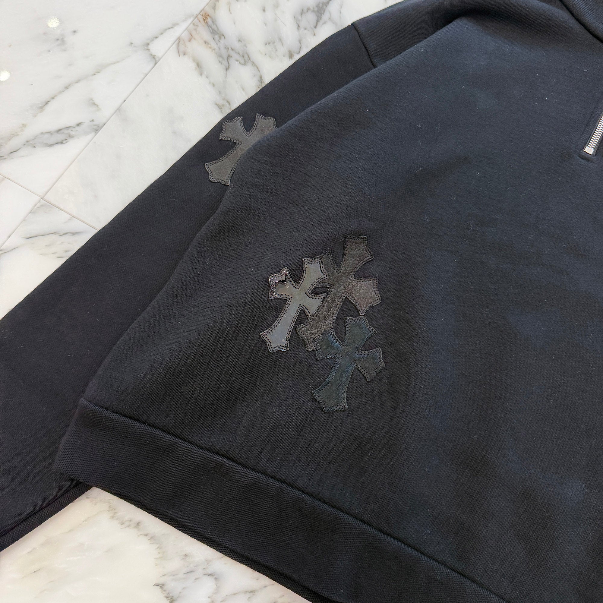 CHROME HEARTS Y NOT Multi Leather Cross Patch Half Zip Sweatshirt Size M クロムハーツ ワイノット マルチレザークロスパッチ ハーフジップ スウェットシャツ サイズM