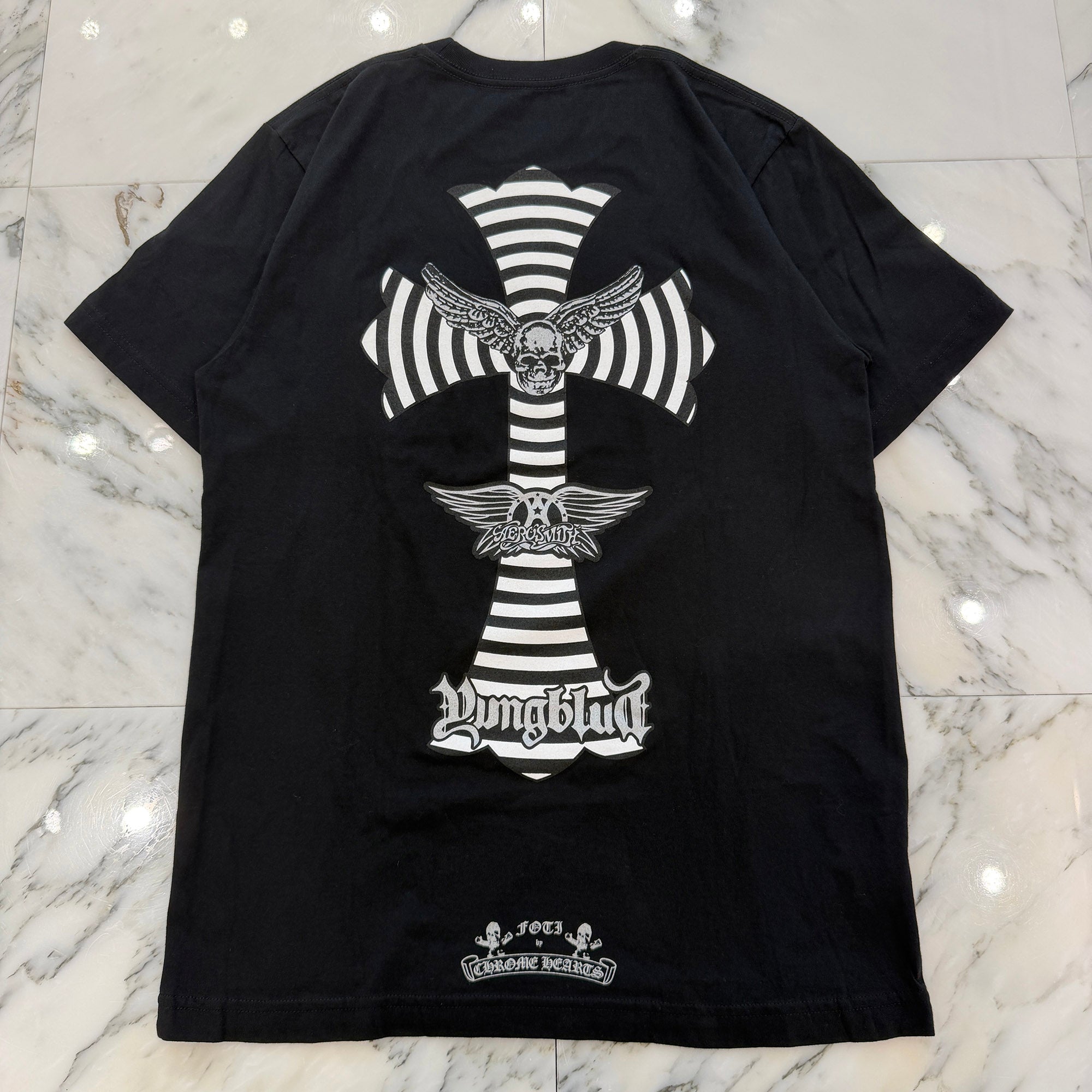 CHROME HEARTS FOTI × Yung Blud × Aerosmith Mahalia Back Cross Logo Tee Size M クロムハーツ フォティ× ヤングブラッド ×エアロスミス マハリア バック クロス ロゴ Tシャツ サイズM