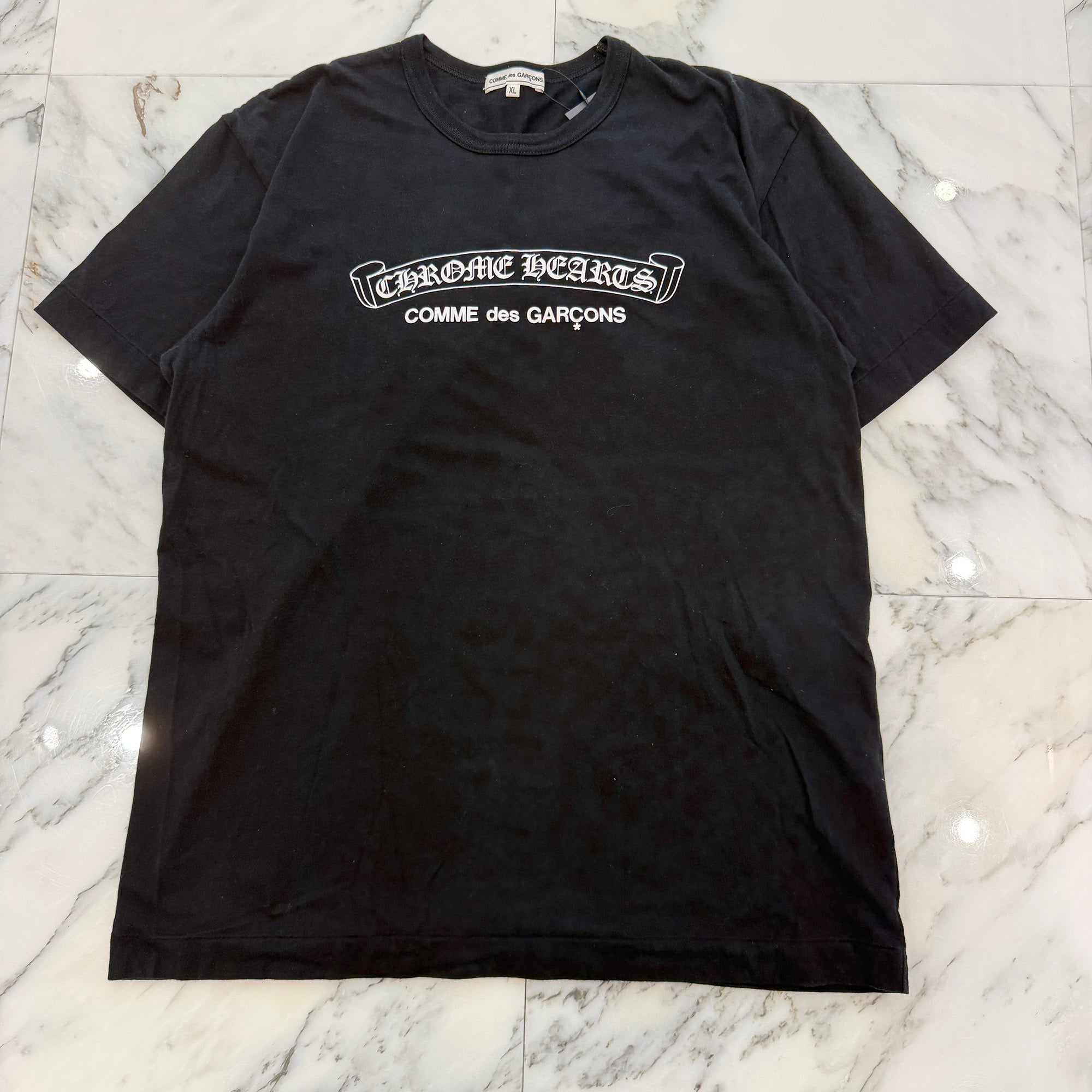 CHROME HEARTS × COMME des GARCONS Scroll Label Logo Tee Size XL クロムハーツ × コムデギャルソン スクロールロゴラベル Tシャツ サイズXL