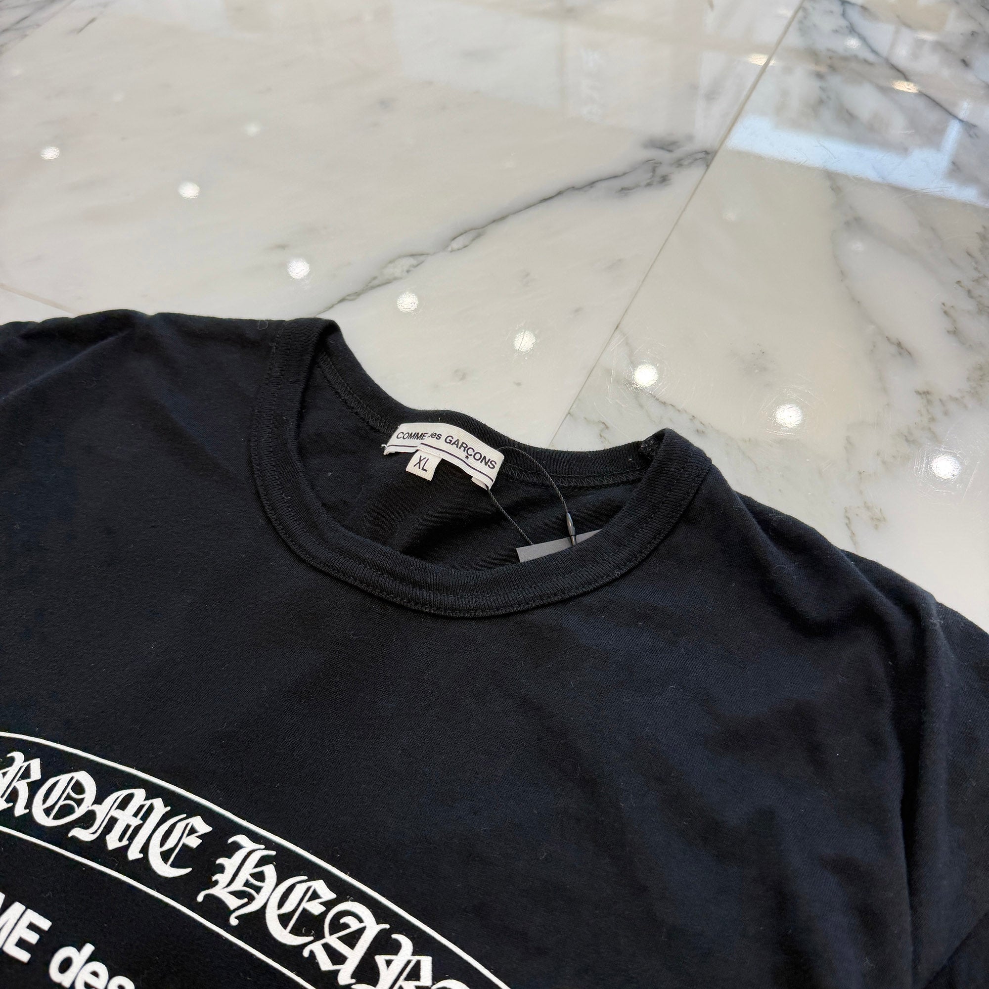 CHROME HEARTS × COMME des GARCONS Scroll Label Logo Tee Size XL クロムハーツ × コムデギャルソン スクロールロゴラベル Tシャツ サイズXL
