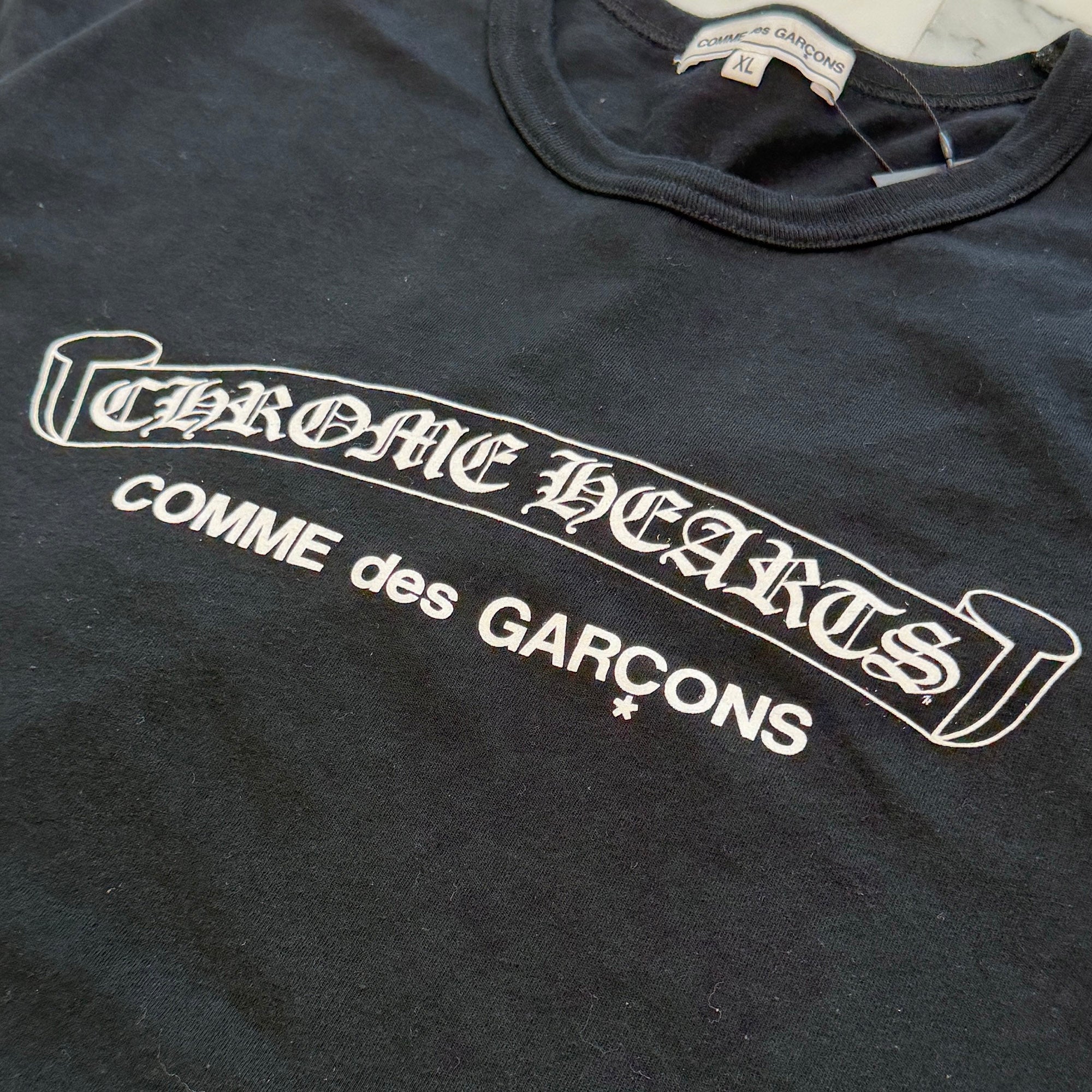 CHROME HEARTS × COMME des GARCONS Scroll Label Logo Tee Size XL クロムハーツ × コムデギャルソン スクロールロゴラベル Tシャツ サイズXL
