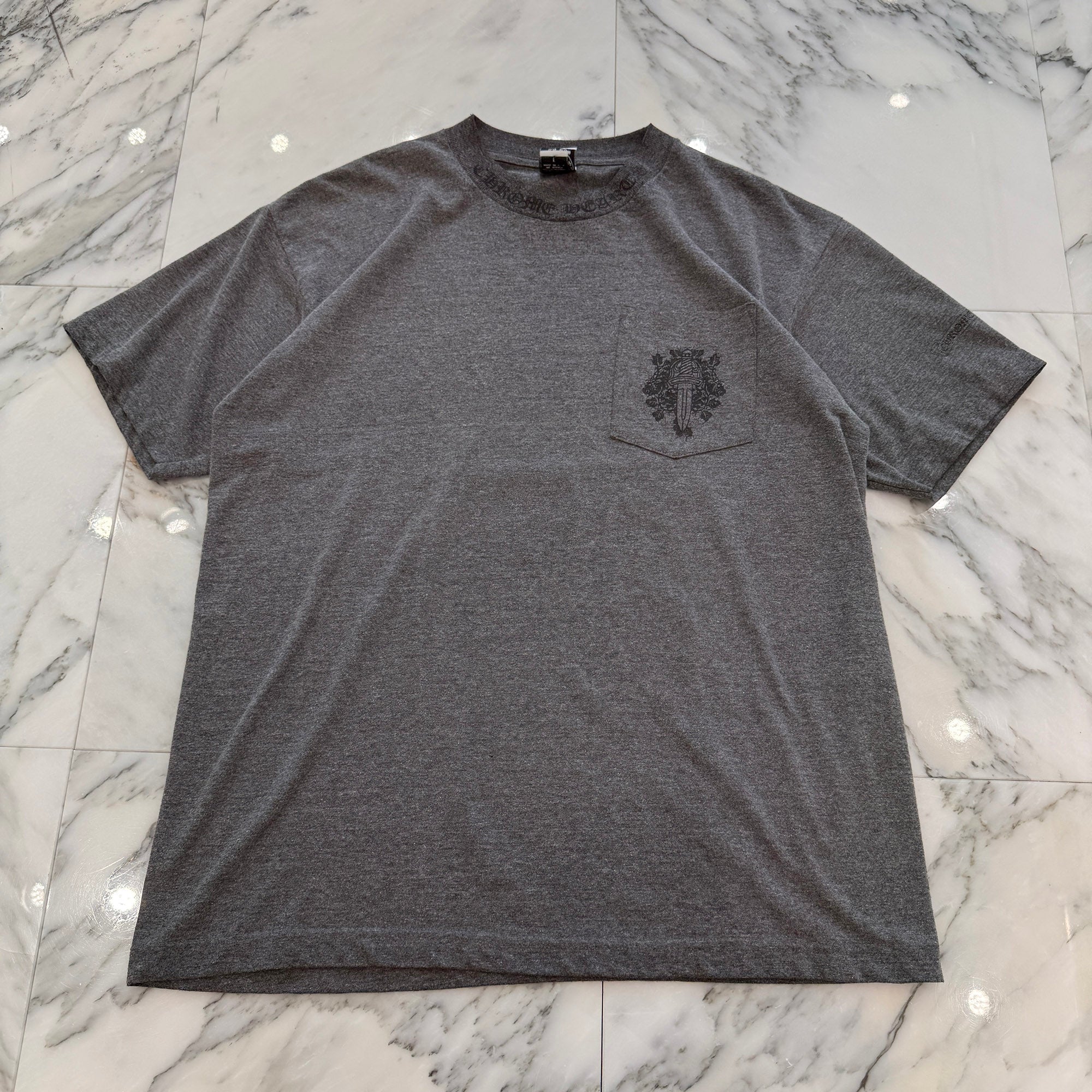 CHROME HEARTS Neck Logo Dagger Back Scroll Print Tee Size L クロムハーツ ネックロゴ ダガー バックスクロール プリント Tシャツ サイズL