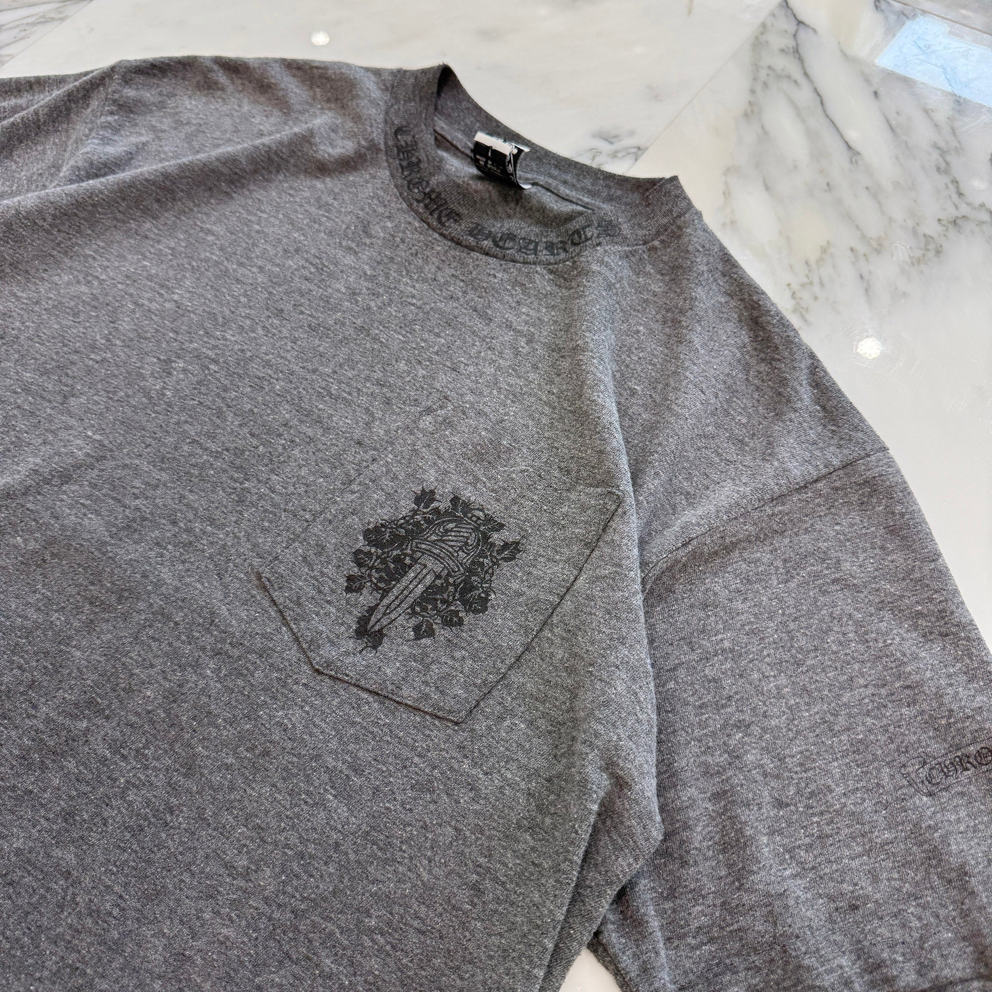 CHROME HEARTS Neck Logo Dagger Back Scroll Print Tee Size L クロムハーツ ネックロゴ ダガー バックスクロール プリント Tシャツ サイズL