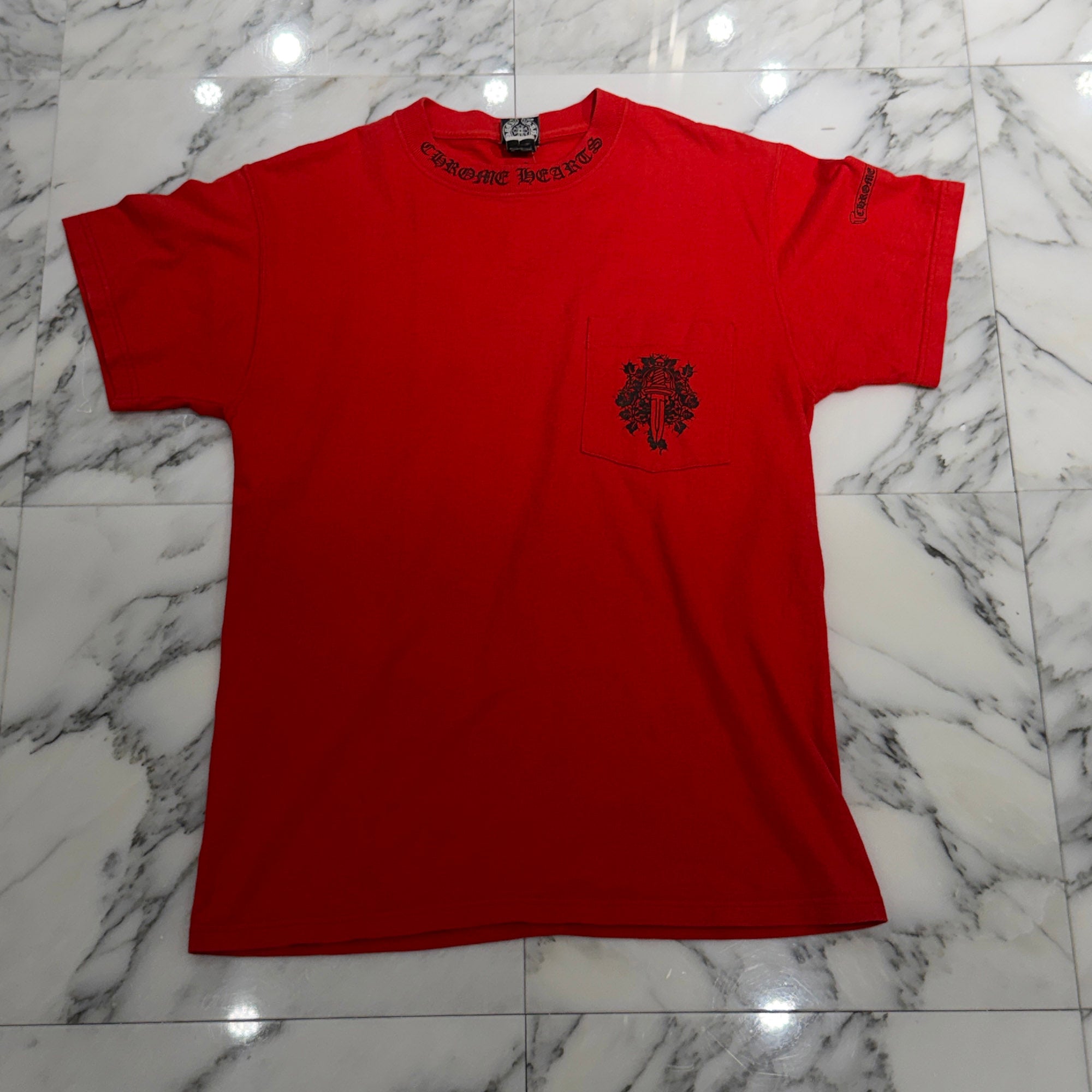 CHROME HEARTS Neck Logo Dagger Back Scroll Print Tee Size L クロムハーツ ネックロゴ ダガー バックスクロール プリント Tシャツ サイズL