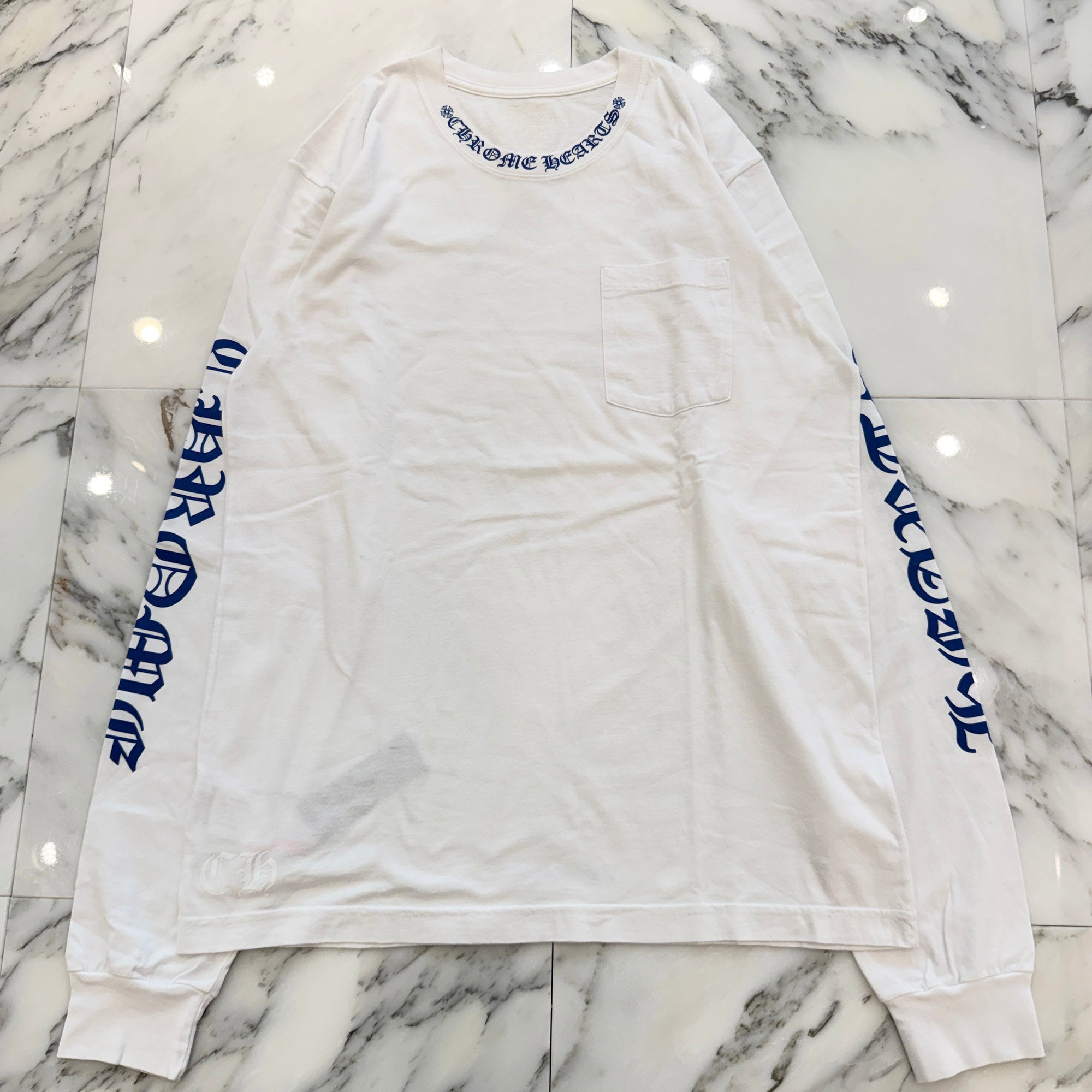 CHROME HEARTS Old English Neck Logo Long Sleeve Tee Size L クロムハーツ オールドイングリッシュ ネックロゴ ネオンブルー ロングスリーブ Tシャツ 長袖カットソー ロンT 胸ポケット 袖ロゴ ホワイト×ブルー サイズL