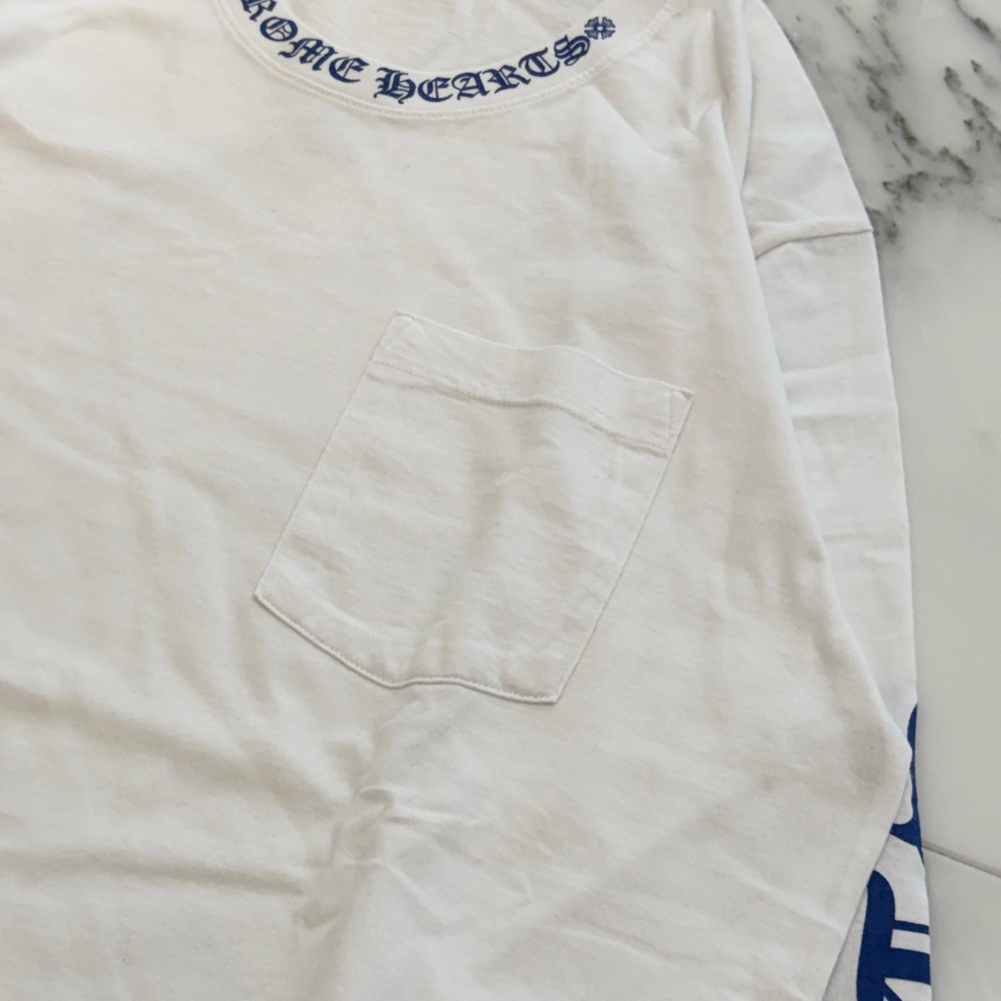 CHROME HEARTS Old English Neck Logo Long Sleeve Tee Size L クロムハーツ オールドイングリッシュ ネックロゴ ネオンブルー ロングスリーブ Tシャツ 長袖カットソー ロンT 胸ポケット 袖ロゴ ホワイト×ブルー サイズL