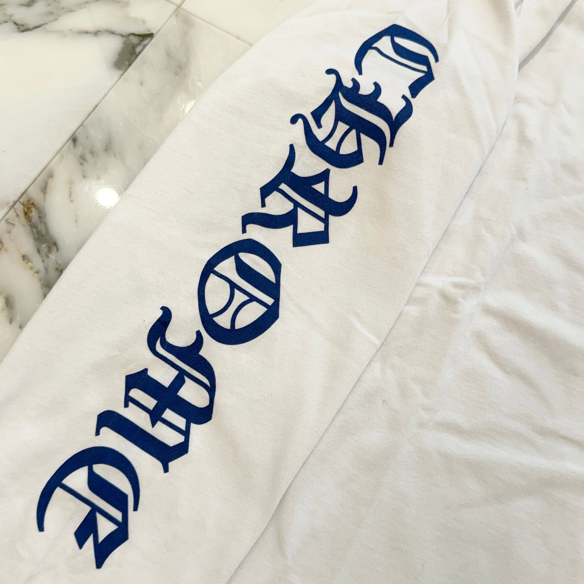 CHROME HEARTS Old English Neck Logo Long Sleeve Tee Size L クロムハーツ オールドイングリッシュ ネックロゴ ネオンブルー ロングスリーブ Tシャツ 長袖カットソー ロンT 胸ポケット 袖ロゴ ホワイト×ブルー サイズL