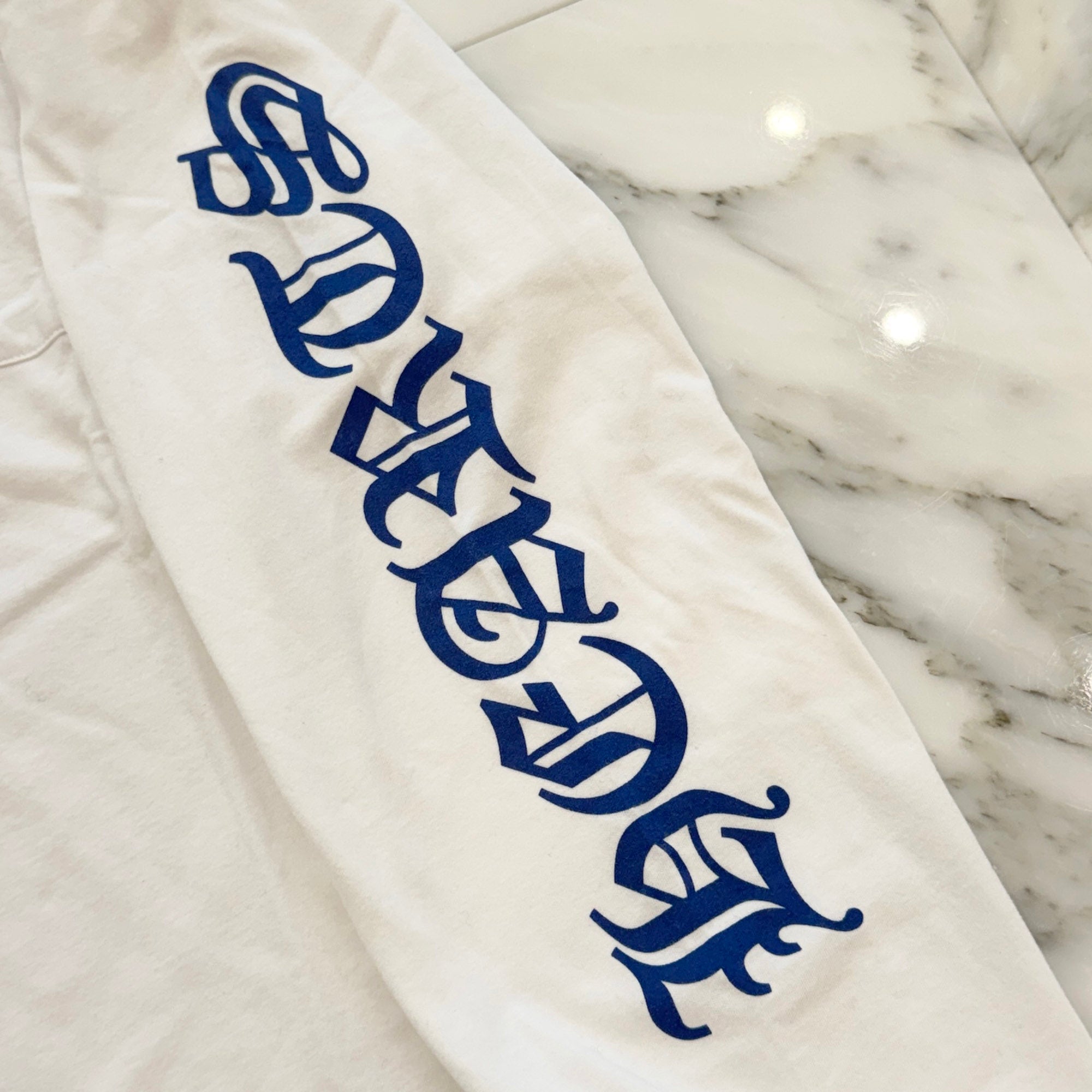 CHROME HEARTS Old English Neck Logo Long Sleeve Tee Size L クロムハーツ オールドイングリッシュ ネックロゴ ネオンブルー ロングスリーブ Tシャツ 長袖カットソー ロンT 胸ポケット 袖ロゴ ホワイト×ブルー サイズL