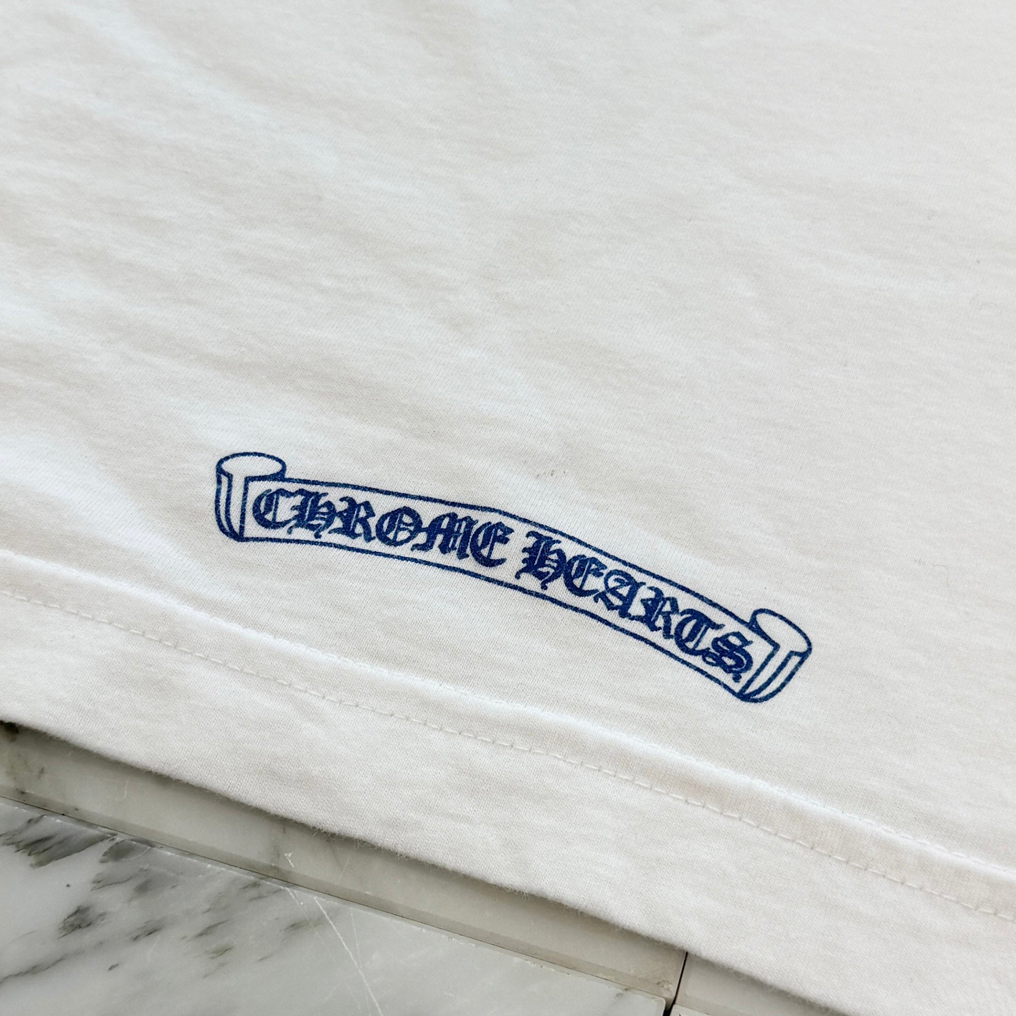 CHROME HEARTS Old English Neck Logo Long Sleeve Tee Size L クロムハーツ オールドイングリッシュ ネックロゴ ネオンブルー ロングスリーブ Tシャツ 長袖カットソー ロンT 胸ポケット 袖ロゴ ホワイト×ブルー サイズL