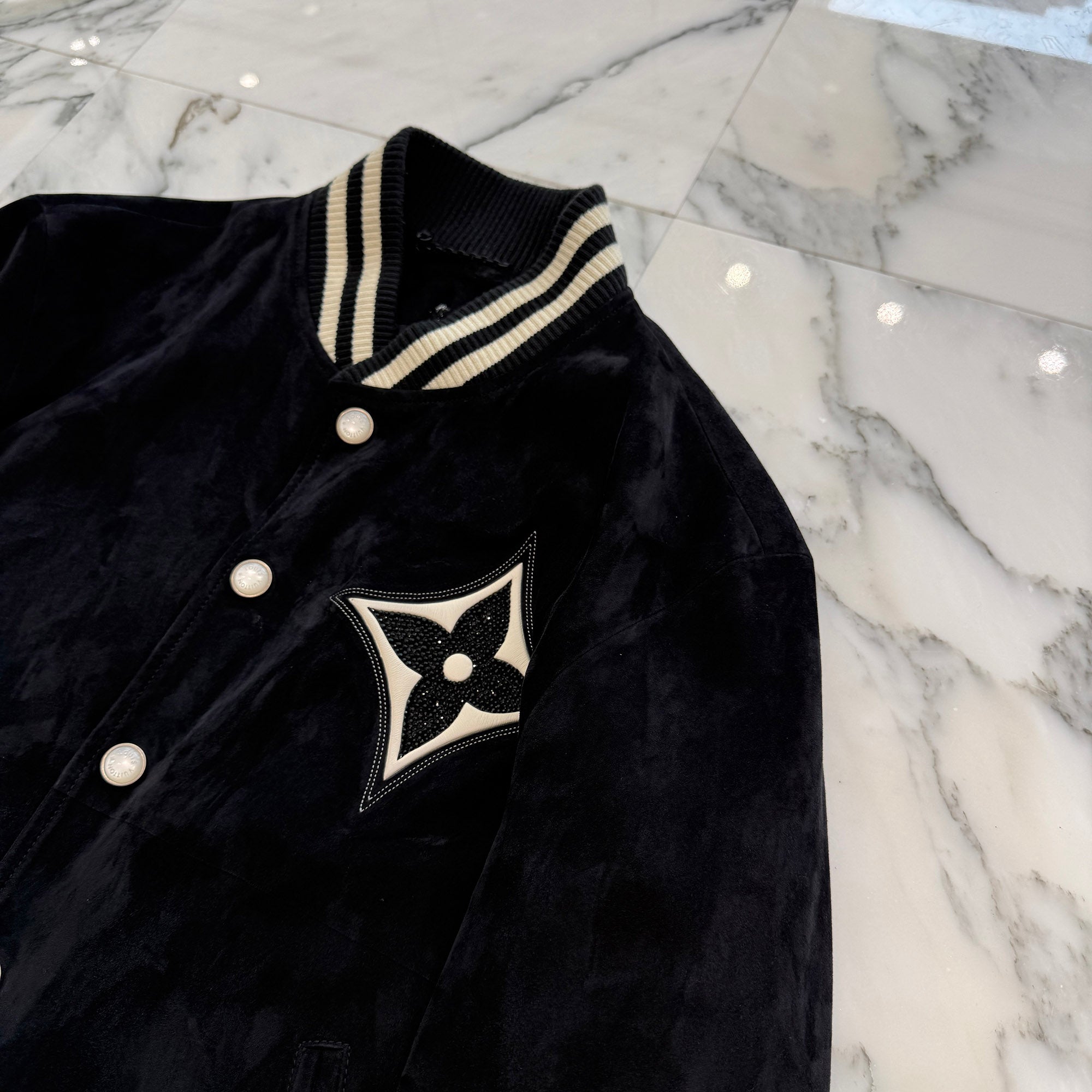 LOUIS VUITTON 2024AW Embellished Leather Bomber Jacket HRL71E Size 48 ルイヴィトン エンベリッシュド レザー ボンバー ジャケット サイズ48