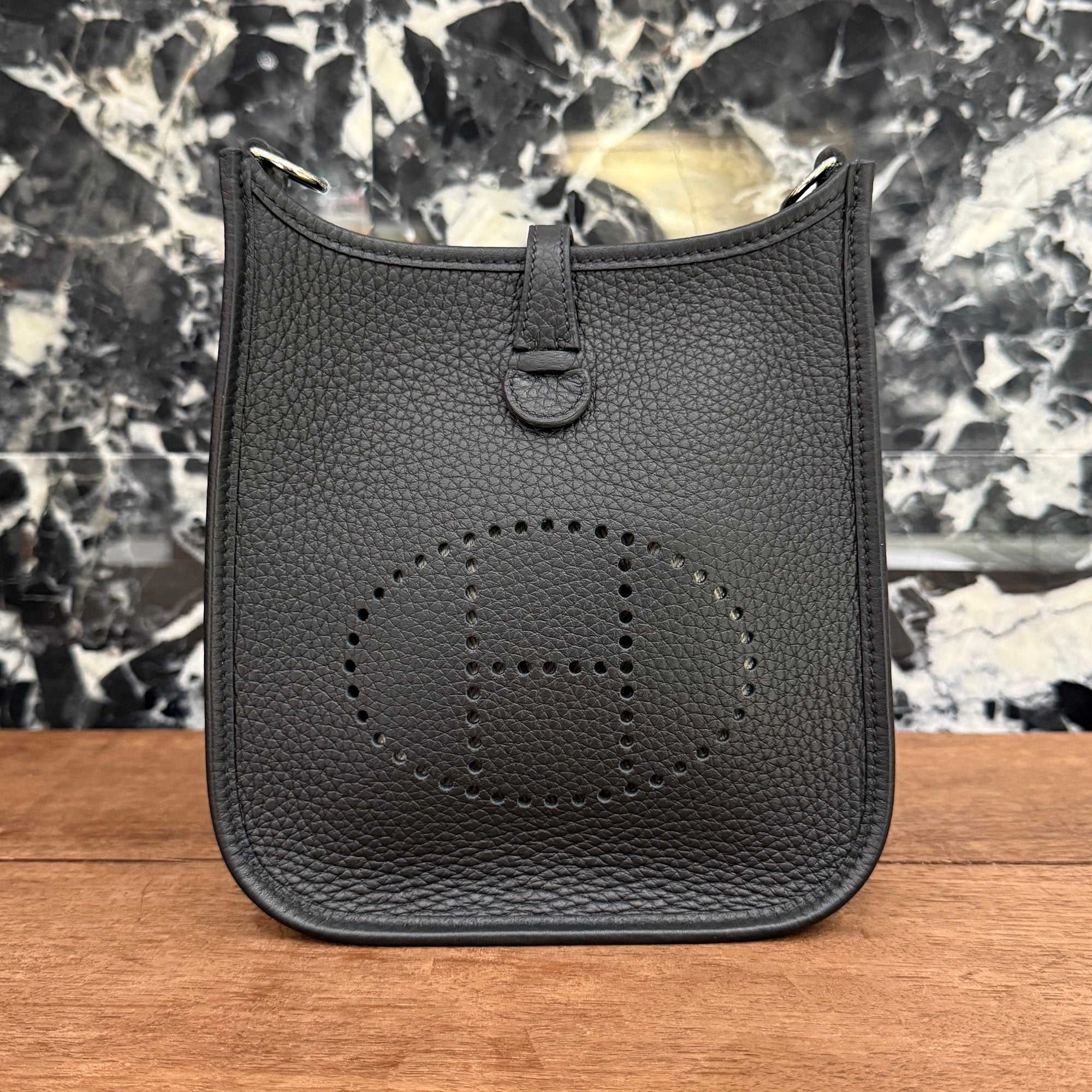 HERMES Evelyn Amazon TPM "NOIR" W刻印 エルメス エブリン アマゾン TPM "ノワール" レザーショルダーバッグ W刻印