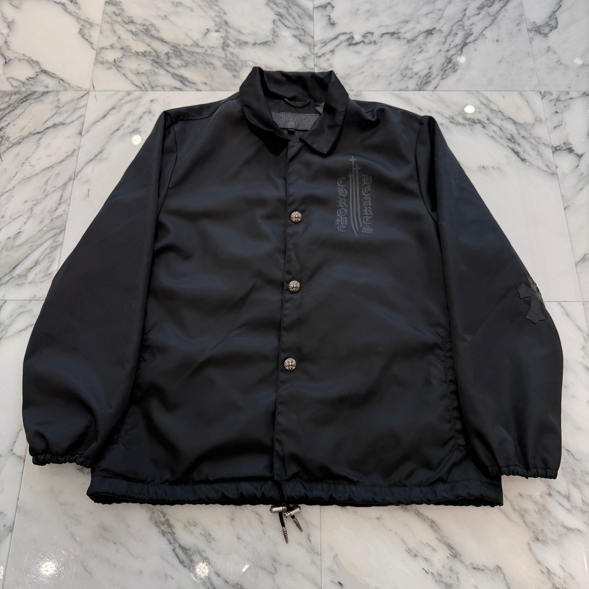 CHROME HEARTS Lucky Leather Patch RIGGINS FBRC English Print Nylon Coach Jacket Size L クロムハーツ ラッキーレザーパッチ リギンズ ファブリック イングリッシュ プリント ナイロンコーチジャケット サイズL