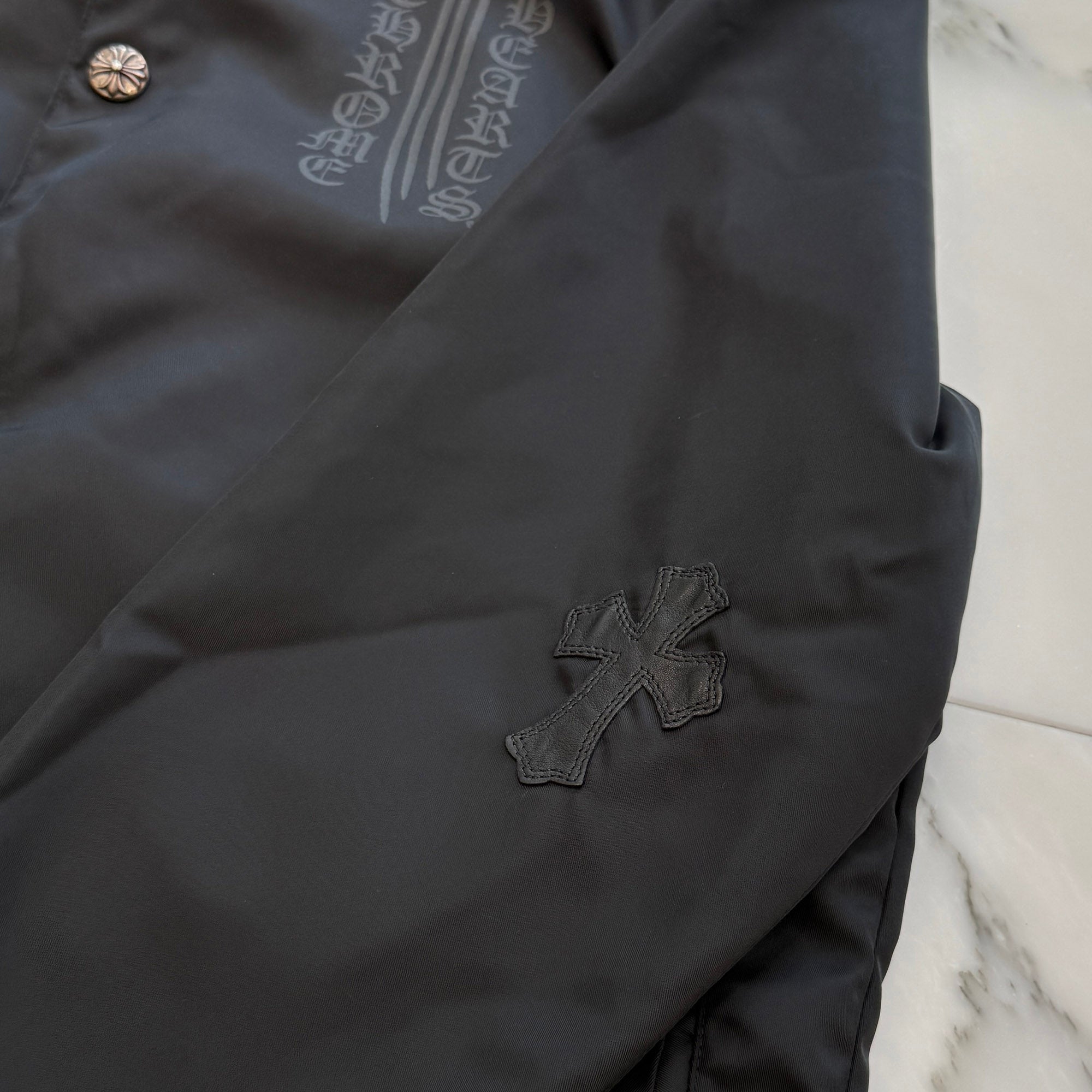 CHROME HEARTS Lucky Leather Patch RIGGINS FBRC English Print Nylon Coach Jacket Size L クロムハーツ ラッキーレザーパッチ リギンズ ファブリック イングリッシュ プリント ナイロンコーチジャケット サイズL