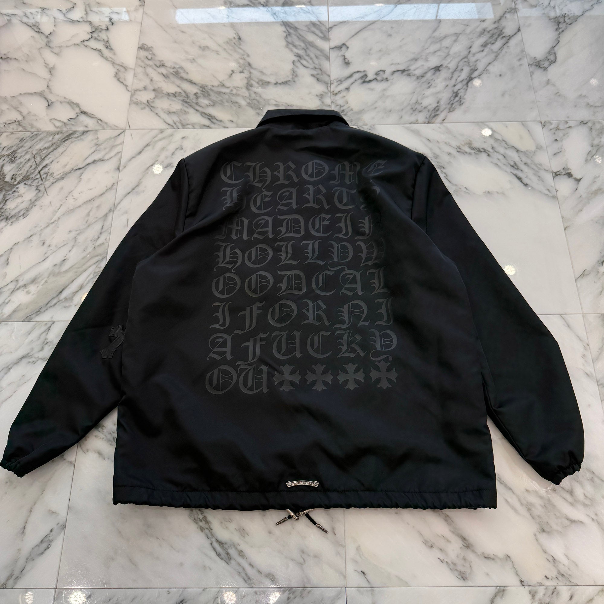 CHROME HEARTS Lucky Leather Patch RIGGINS FBRC English Print Nylon Coach Jacket Size L クロムハーツ ラッキーレザーパッチ リギンズ ファブリック イングリッシュ プリント ナイロンコーチジャケット サイズL