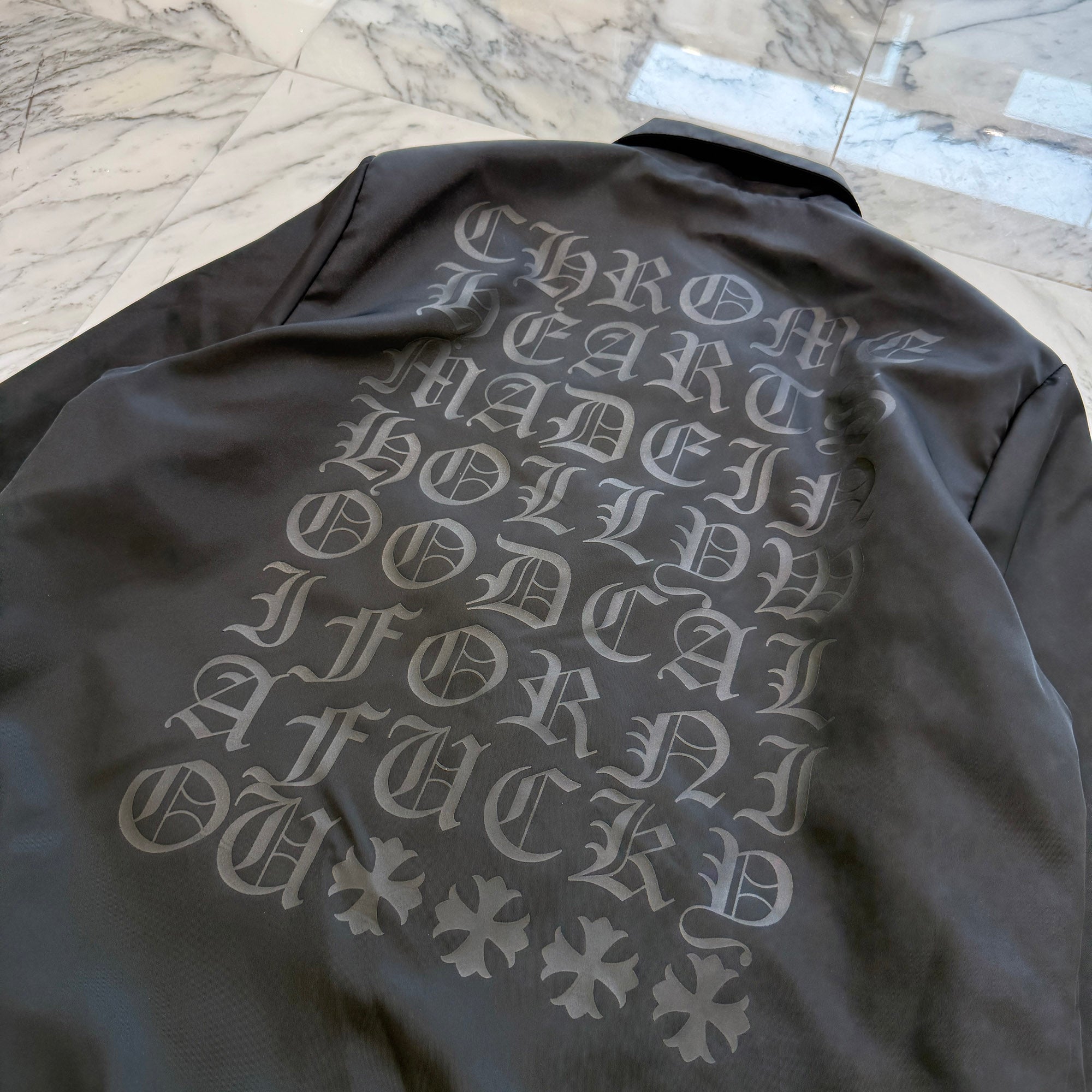 CHROME HEARTS Lucky Leather Patch RIGGINS FBRC English Print Nylon Coach Jacket Size L クロムハーツ ラッキーレザーパッチ リギンズ ファブリック イングリッシュ プリント ナイロンコーチジャケット サイズL