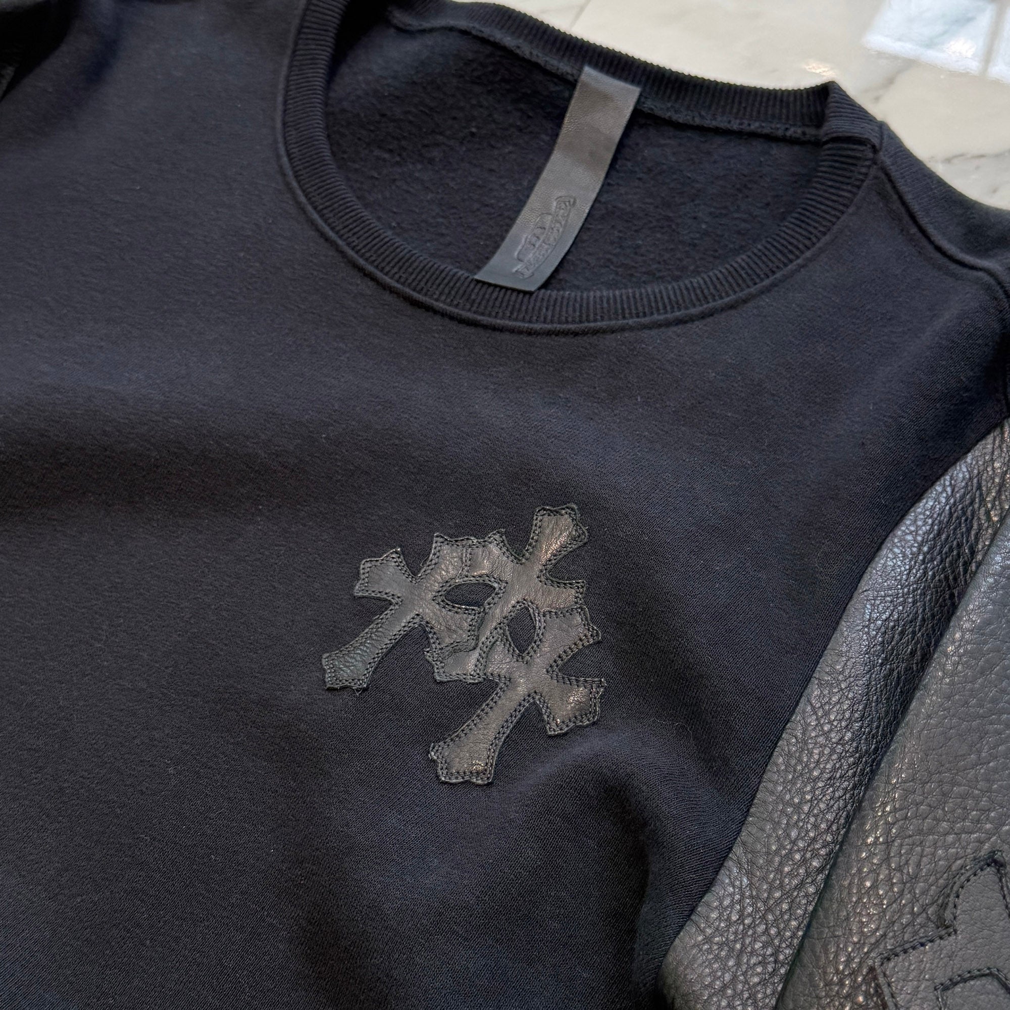 CHROME HEARTS Y NOT Cemetery Cross Leather Patch Arm Leather Sweat Shirt Size S クロムハーツ ワイノット セメタリークロス レザーパッチ アームレザー スウェットシャツ サイズS