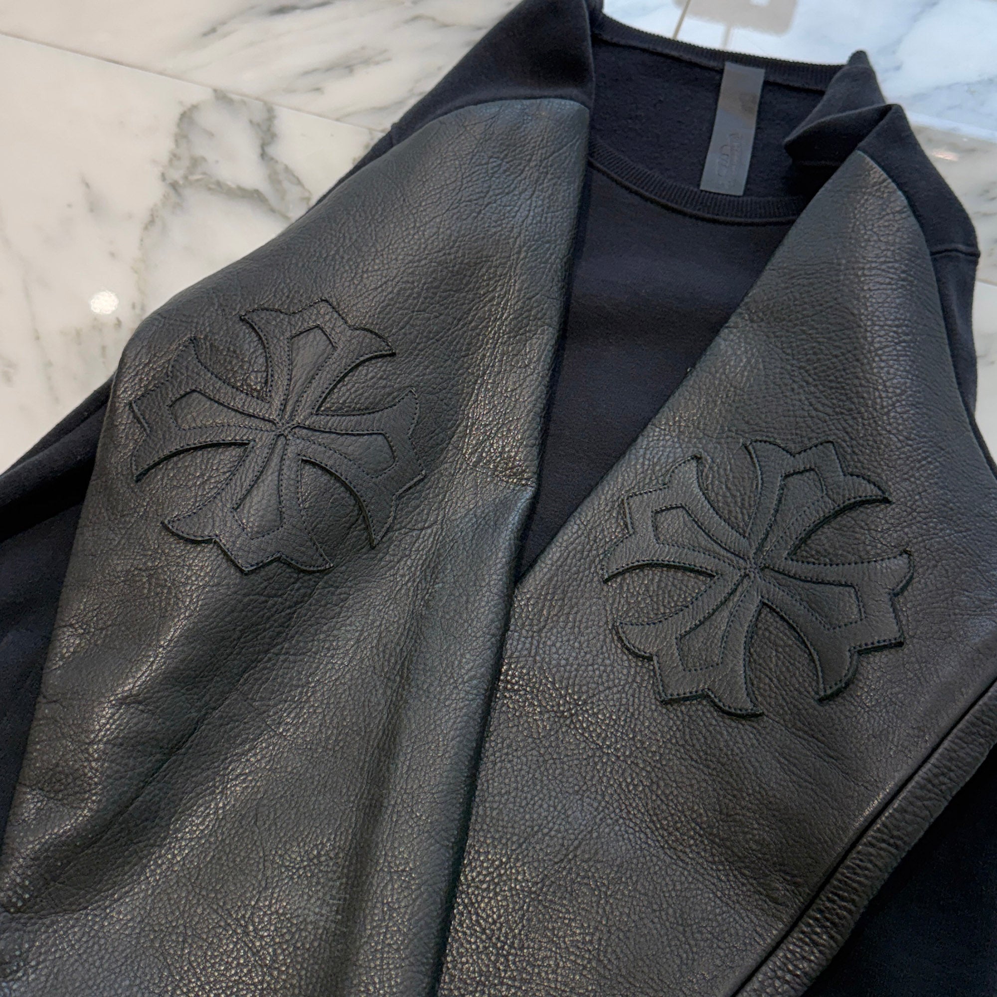 CHROME HEARTS Y NOT Cemetery Cross Leather Patch Arm Leather Sweat Shirt Size S クロムハーツ ワイノット セメタリークロス レザーパッチ アームレザー スウェットシャツ サイズS
