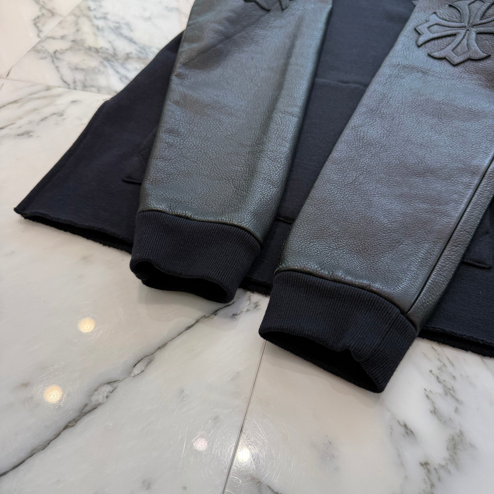 CHROME HEARTS Y NOT Cemetery Cross Leather Patch Arm Leather Sweat Shirt Size S クロムハーツ ワイノット セメタリークロス レザーパッチ アームレザー スウェットシャツ サイズS