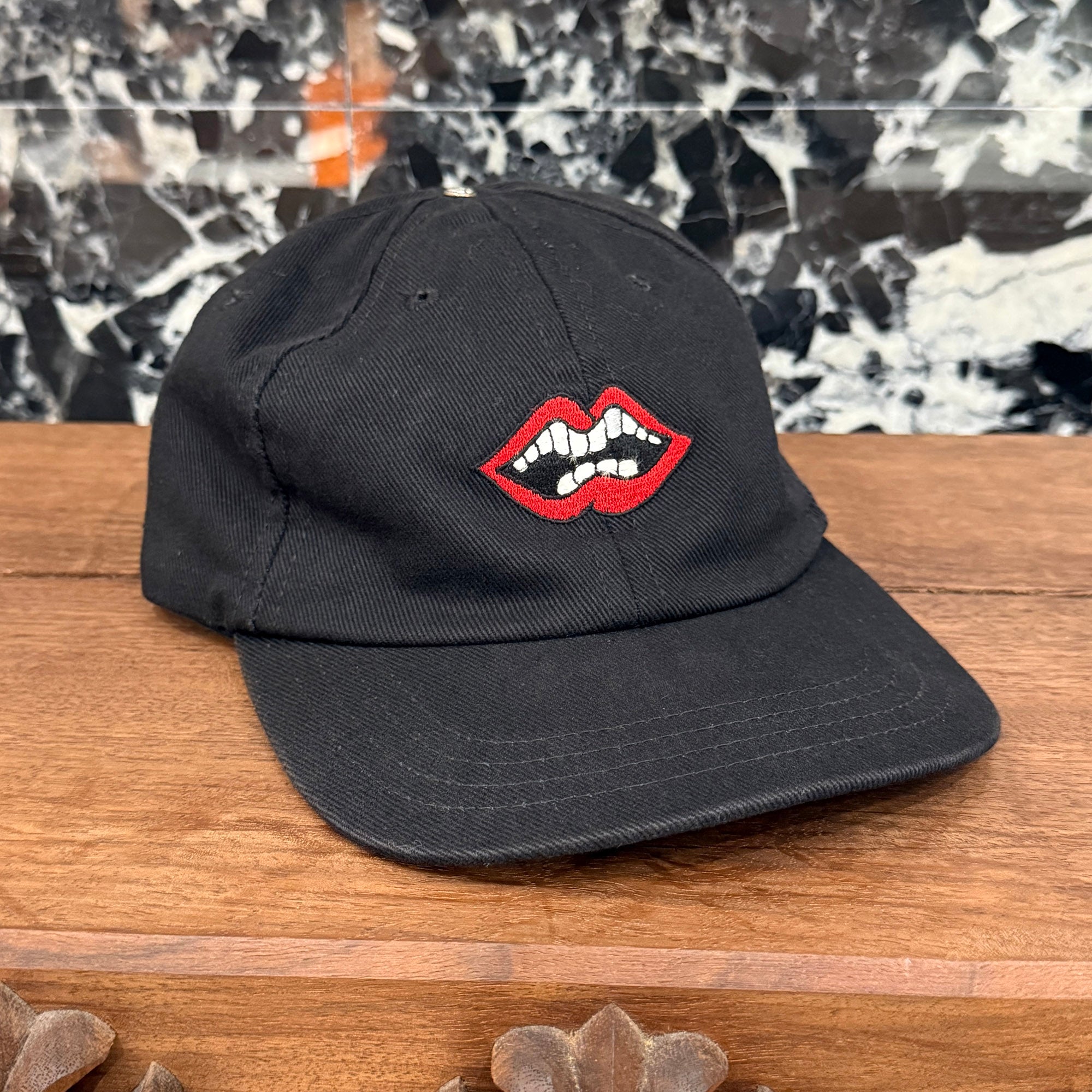 CHROME HEARTS × MATTY BOY Chomper Embroidery Leather Belt Trucker Cap Size ONE SIZE (53-60) クロムハーツ × マッティボーイ チョンパー刺繍 レザーベルト トラッカーキャップ ONE SIZE (53-60)
