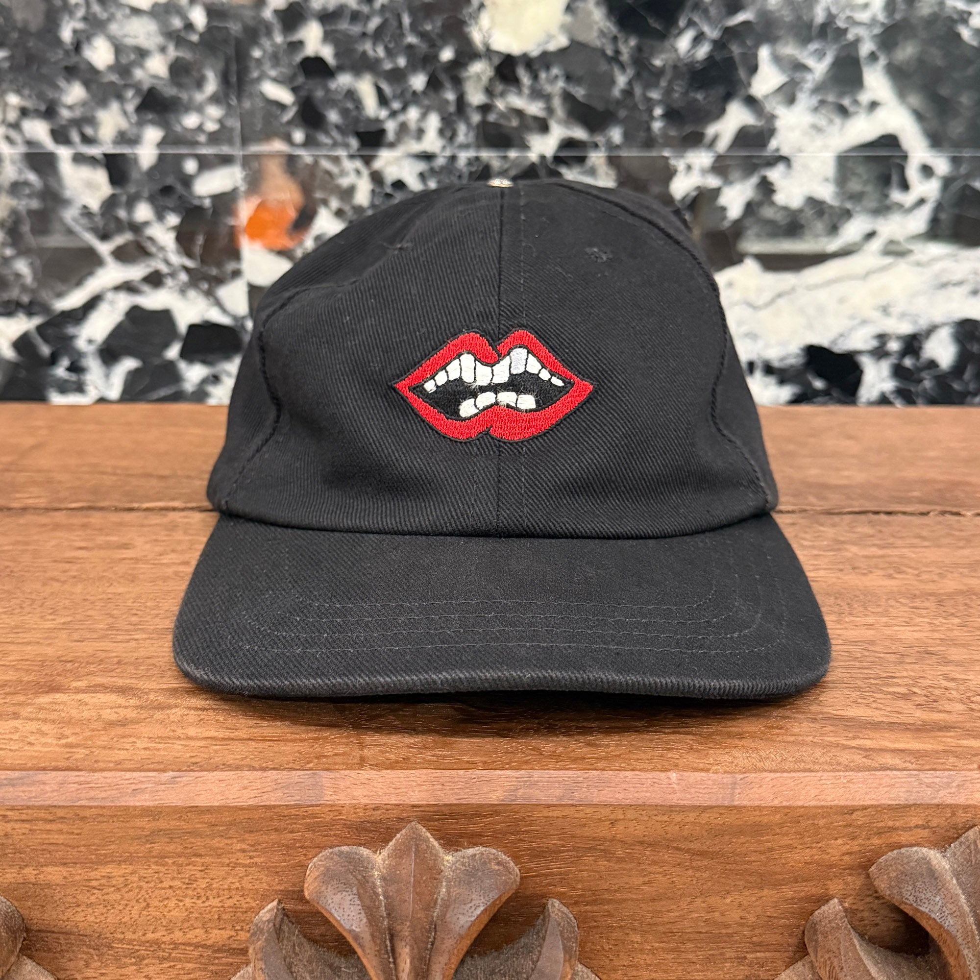 CHROME HEARTS × MATTY BOY Chomper Embroidery Leather Belt Trucker Cap Size ONE SIZE (53-60) クロムハーツ × マッティボーイ チョンパー刺繍 レザーベルト トラッカーキャップ ONE SIZE (53-60)