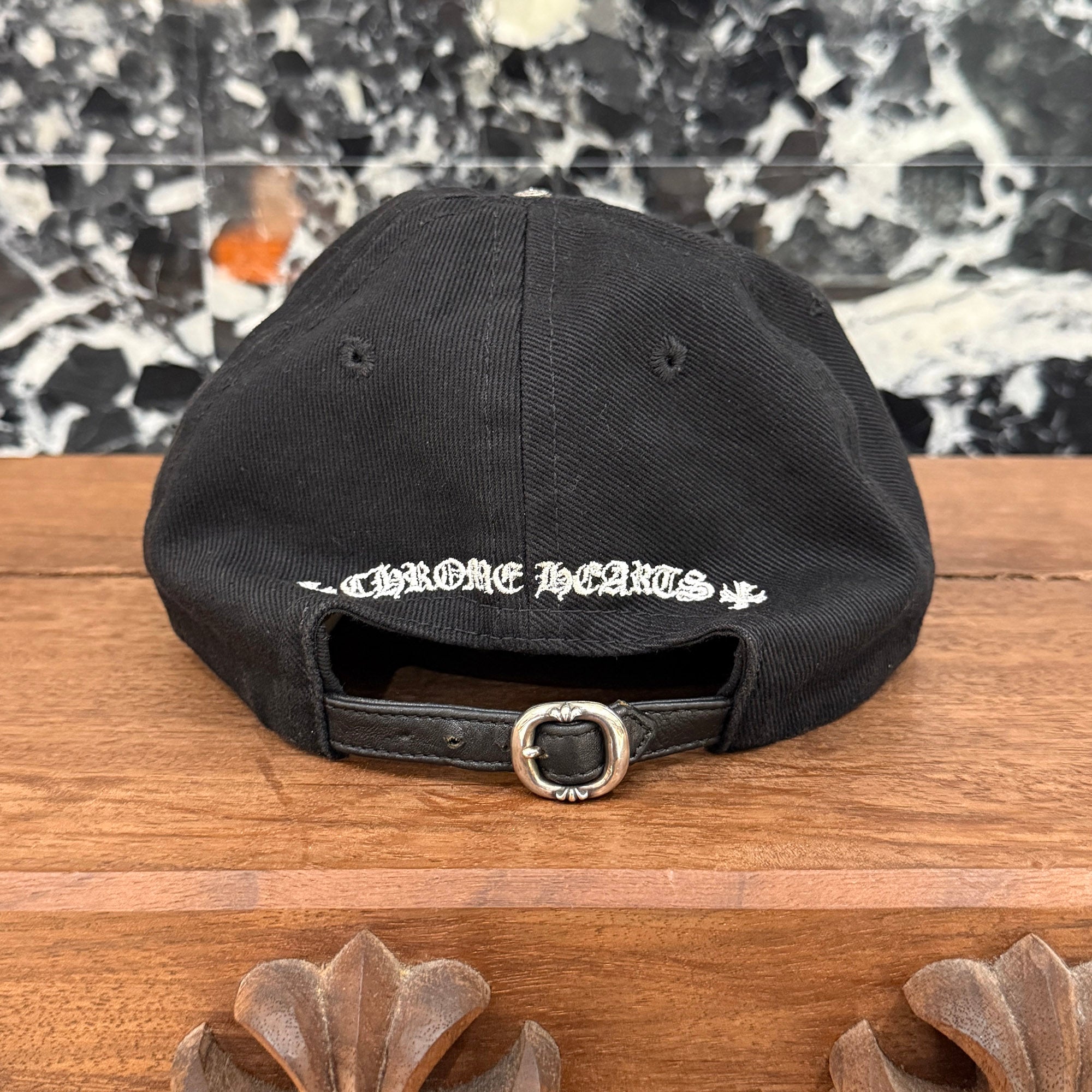 CHROME HEARTS × MATTY BOY Chomper Embroidery Leather Belt Trucker Cap Size ONE SIZE (53-60) クロムハーツ × マッティボーイ チョンパー刺繍 レザーベルト トラッカーキャップ ONE SIZE (53-60)