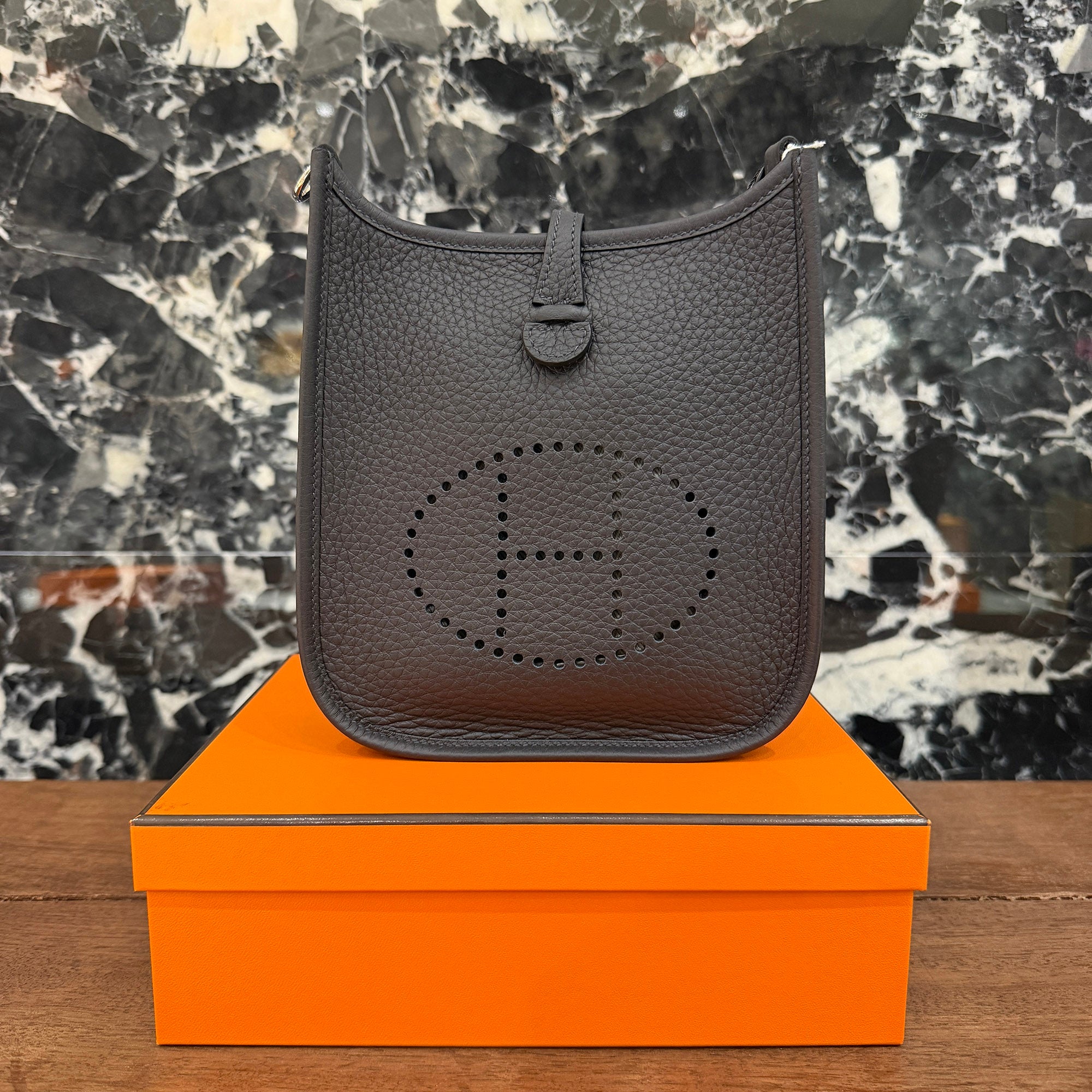 HERMES Evelyn Amazon TPM "Ebene" K刻印 エルメス エブリン アマゾン TPM "エベンヌ" レザーショルダーバッグ K刻印